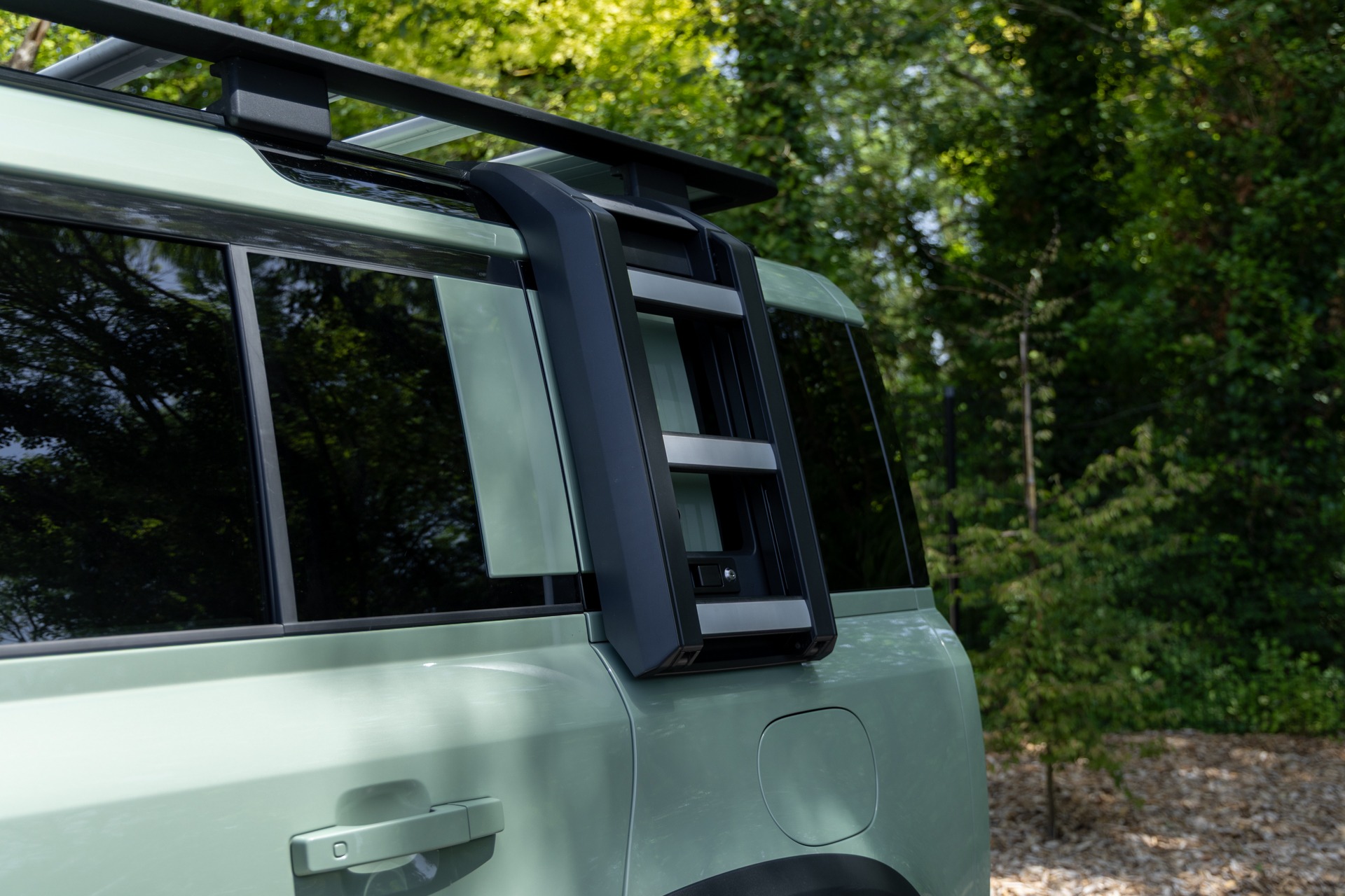 Support de toit avec échelle intégrée – LAND ROVER – Defender 110 P400e – 2023 – Grasmere Green métallisé – 81 900 km – 400 ch – 6 cylindres en ligne – Transmission : Automatique – Origine France – Privaty Cars – Spécialiste des voitures de sport d’occasion proche de Bordeaux