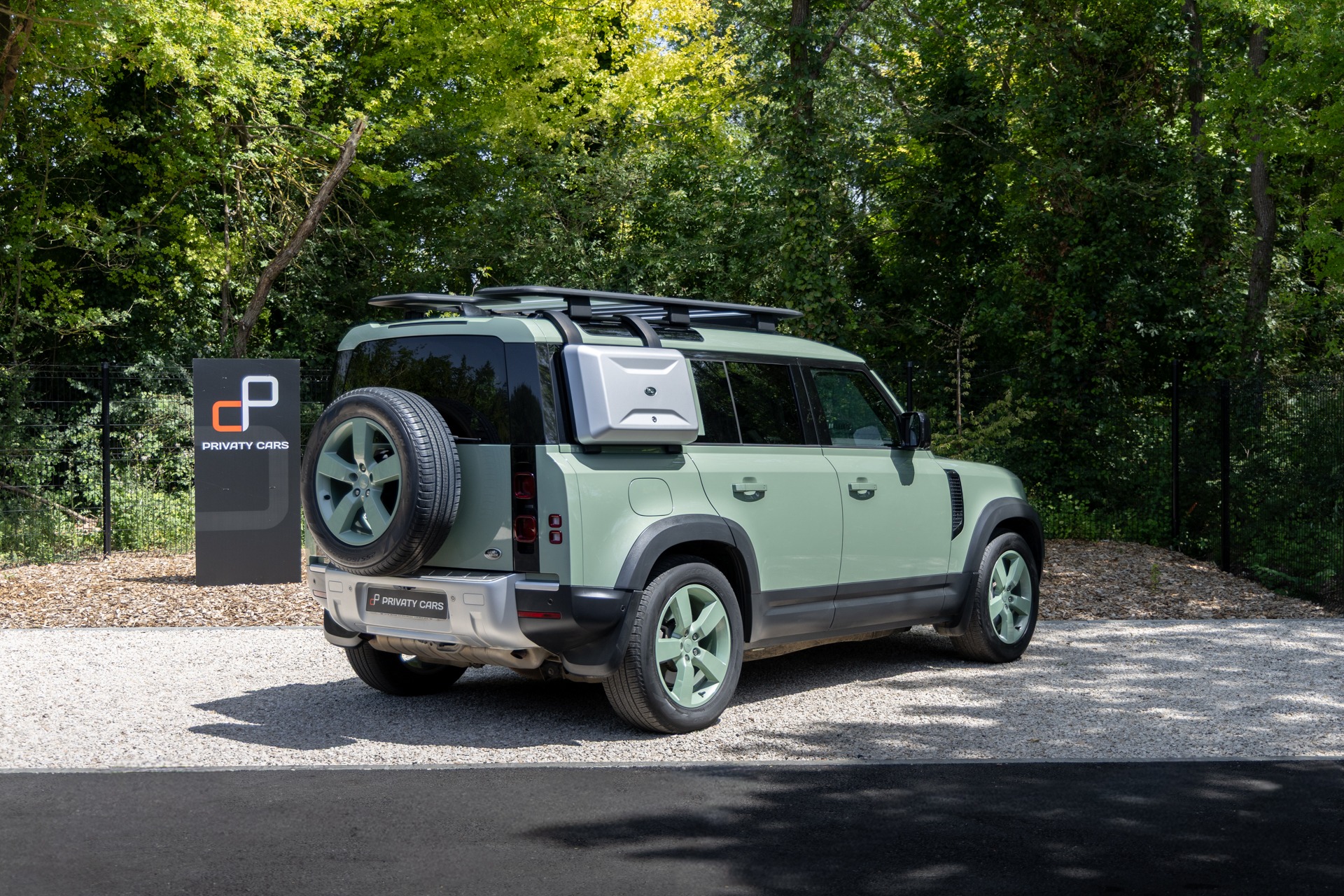 Vue arrière avec roue de secours – LAND ROVER – Defender 110 P400e – 2023 – Grasmere Green métallisé – 81 900 km – 400 ch – 6 cylindres en ligne – Transmission : Automatique – Origine France – Privaty Cars – Reprise cash de voitures de luxe sans obligation d’achat en Charente-Maritime