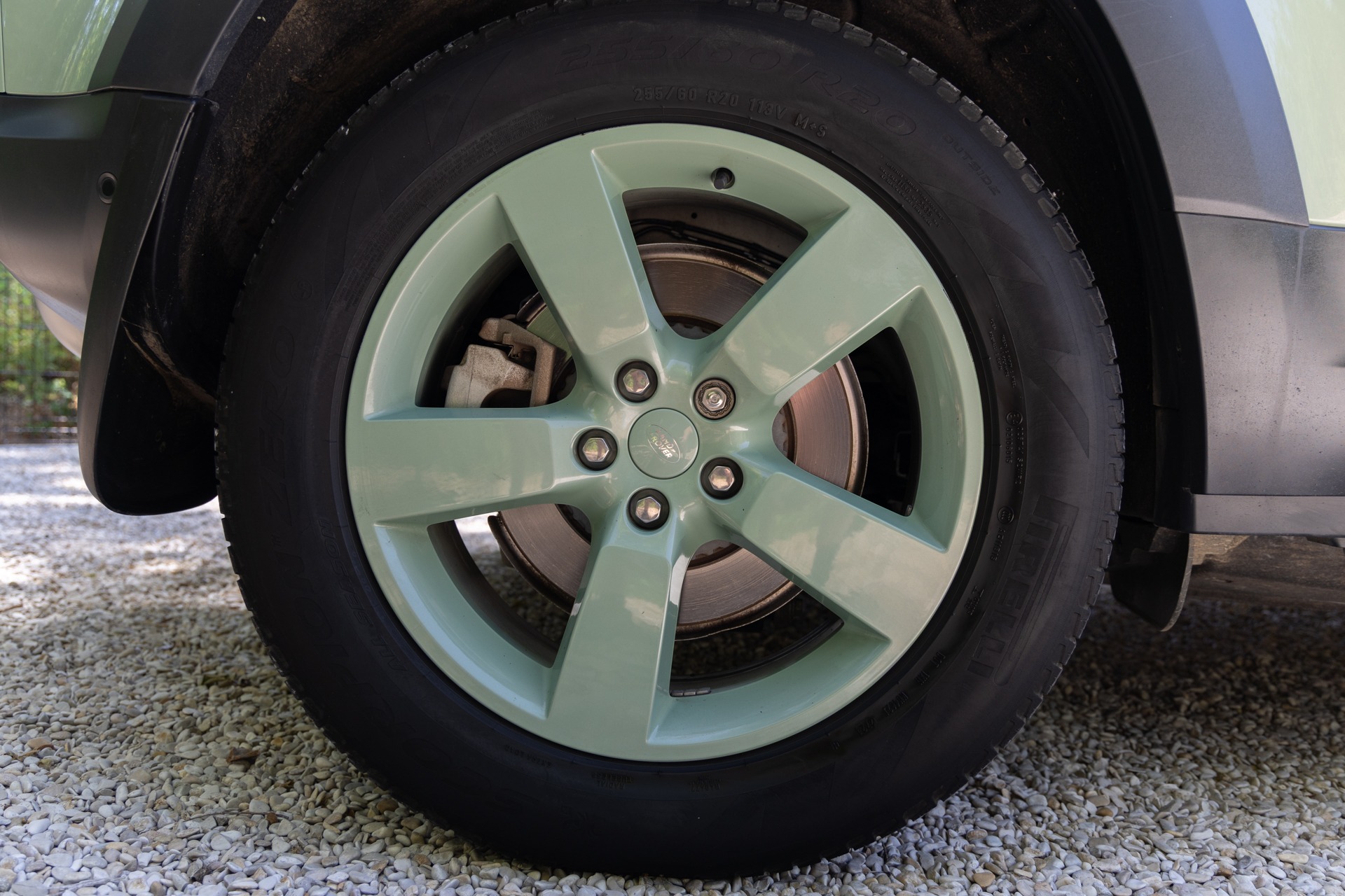 Jantes – LAND ROVER – Defender 110 P400e – 2023 – Grasmere Green métallisé – 81 900 km – 400 ch – 6 cylindres en ligne – Transmission : Automatique – Origine France – Privaty Cars – Expert des voitures de prestige d’occasion près de Niort