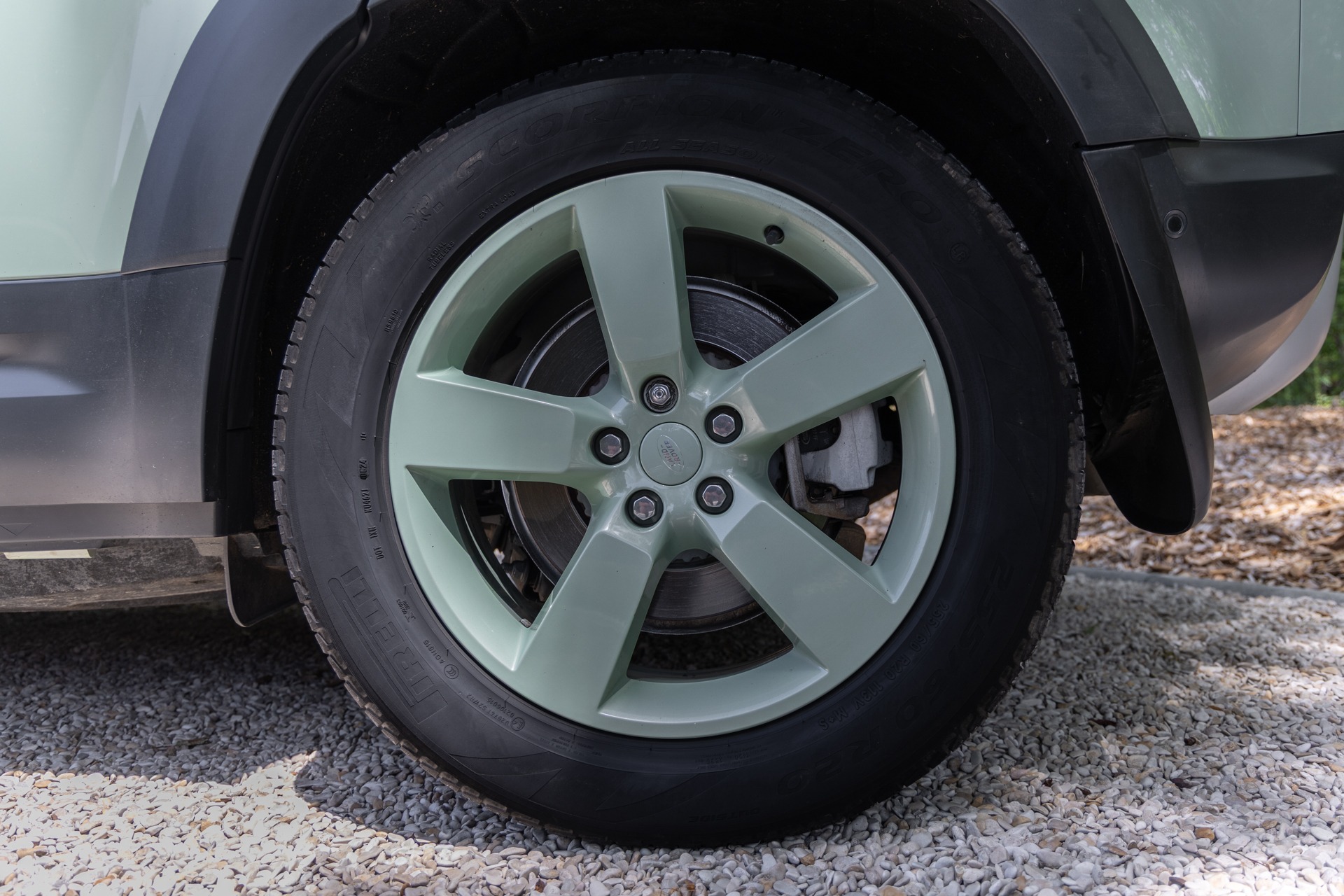 Jantes – LAND ROVER – Defender 110 P400e – 2023 – Grasmere Green métallisé – 81 900 km – 400 ch – 6 cylindres en ligne – Transmission : Automatique – Origine France – Privaty Cars – Commerce de voitures de sport luxe et premium à 2 heures de Paris en TGV