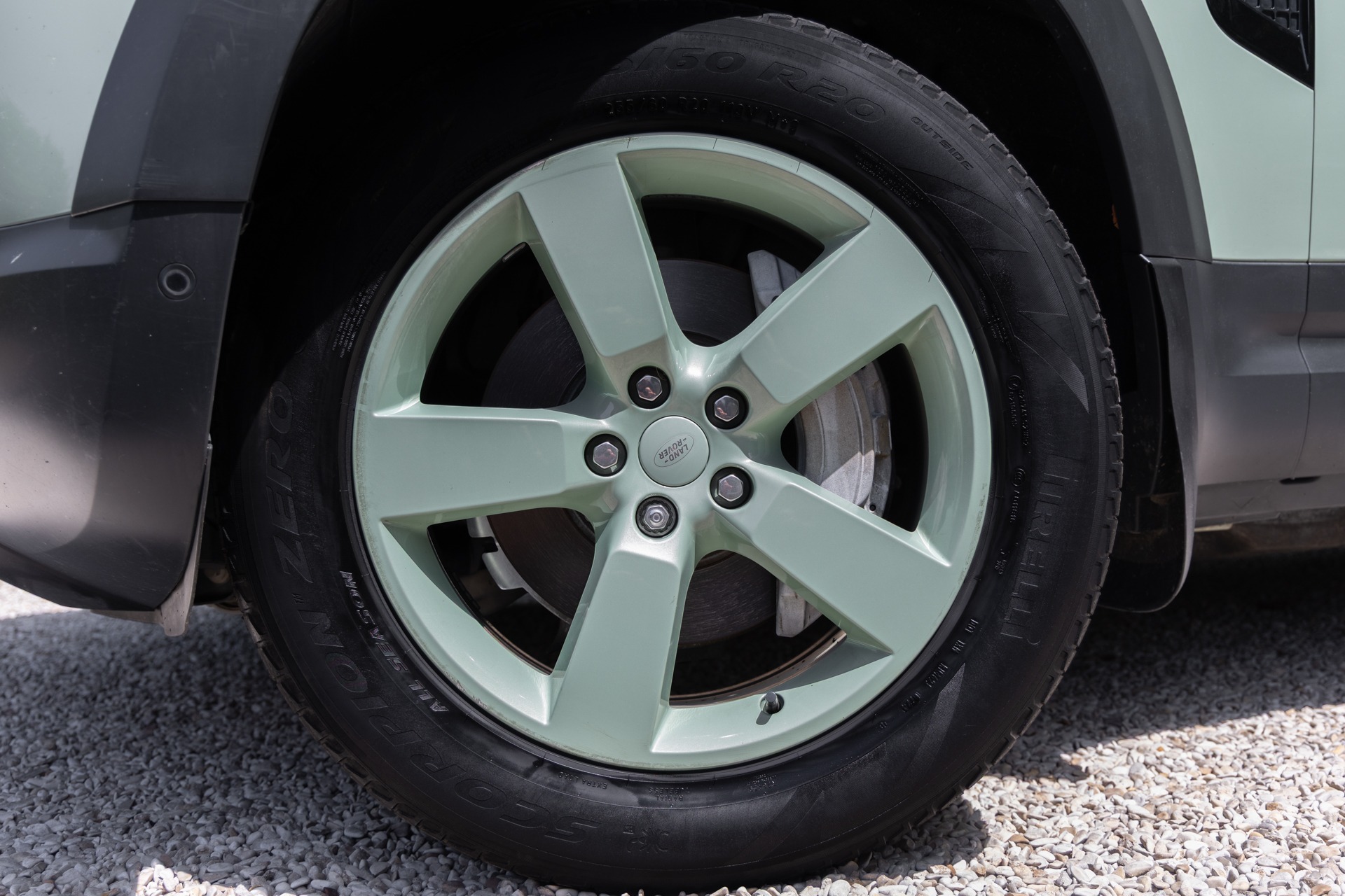 Jantes – LAND ROVER – Defender 110 P400e – 2023 – Grasmere Green métallisé – 81 900 km – 400 ch – 6 cylindres en ligne – Transmission : Automatique – Origine France – Privaty Cars – Rachat cash de voitures de sport d’occasion près de Poitiers