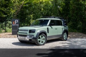 À vendre – LAND ROVER – Defender 110 P400e – 2023 – Grasmere Green métallisé – 81 900 km – 400 ch – 6 cylindres en ligne – Transmission : Automatique – Photo principale – Origine France – Privaty Cars – Dépôt-vente sécurisé de véhicules de prestige proche de Nantes
