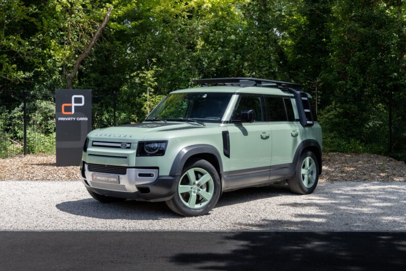 À vendre – LAND ROVER – Defender 110 P400e – 2023 – Grasmere Green métallisé – 81 900 km – 400 ch – 6 cylindres en ligne – Transmission : Automatique – Photo principale – Origine France – Privaty Cars – Dépôt-vente sécurisé de véhicules de prestige proche de Nantes