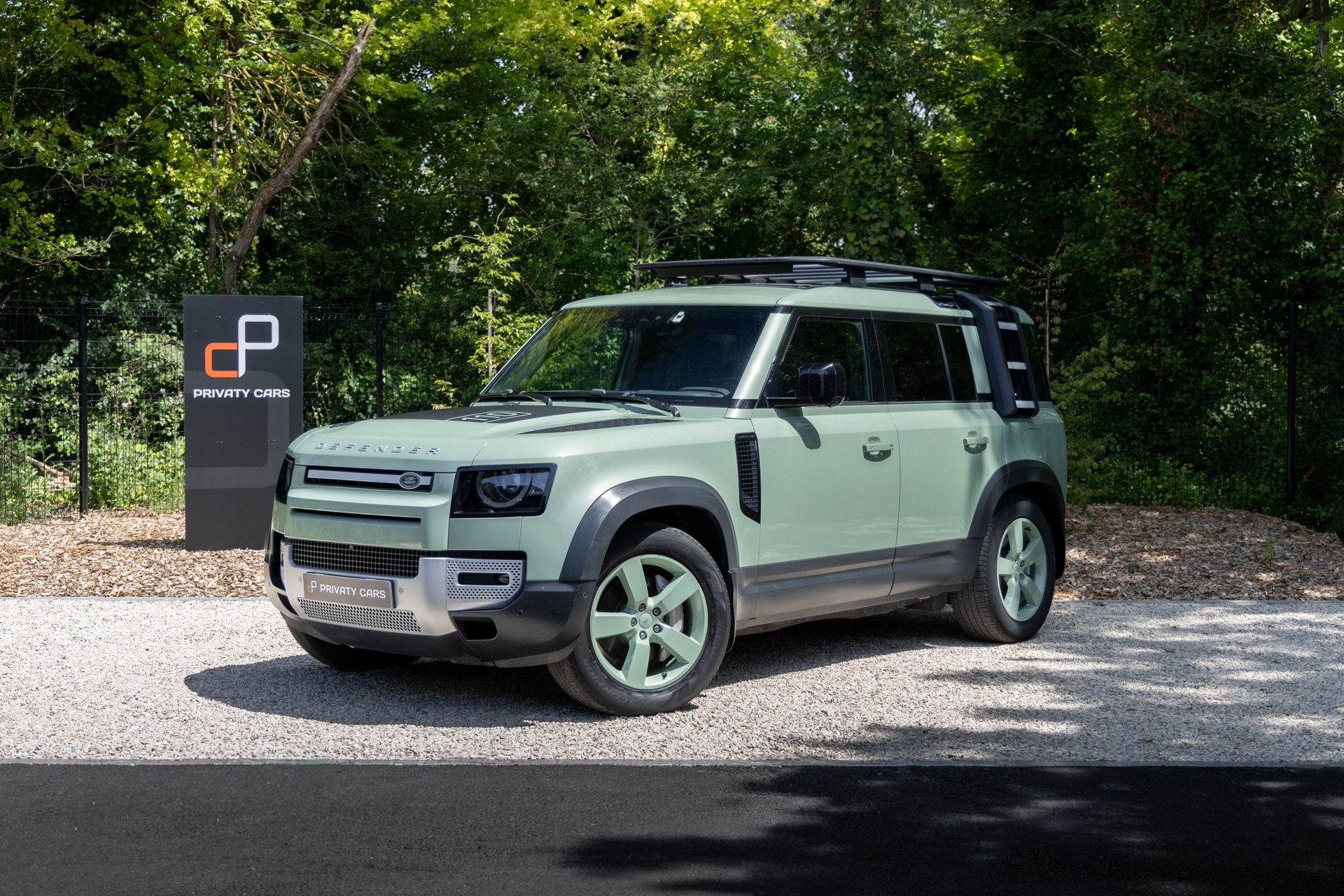 À vendre – LAND ROVER – Defender 110 P400e – 2023 – Grasmere Green métallisé – 81 900 km – 400 ch – 6 cylindres en ligne – Transmission : Automatique – Photo principale – Origine France – Privaty Cars – Dépôt-vente sécurisé de véhicules de prestige proche de Nantes