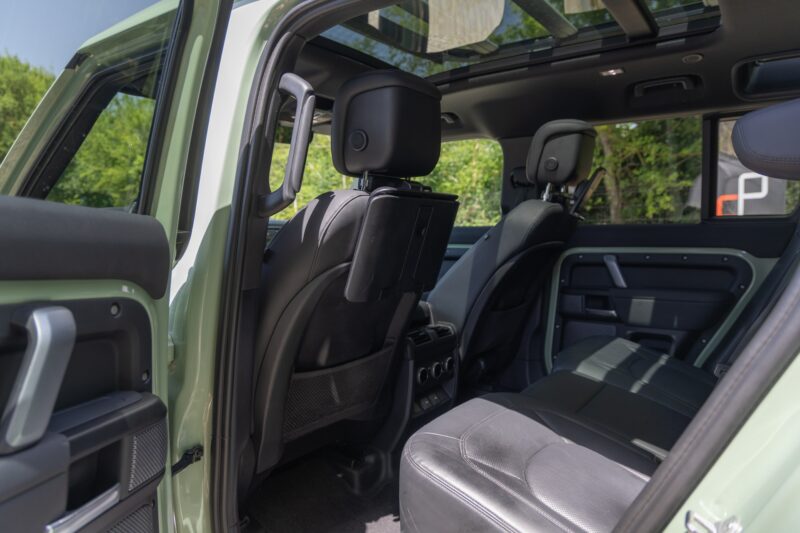 Sièges – LAND ROVER – Defender 110 P400e – 2023 – Grasmere Green métallisé – 81 900 km – 400 ch – 6 cylindres en ligne – Transmission : Automatique – Origine France – Privaty Cars – Reprise cash de voitures de luxe sans obligation d’achat proche de Nantes