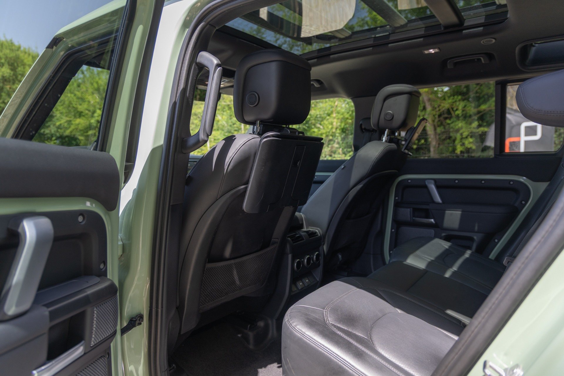 Sièges – LAND ROVER – Defender 110 P400e – 2023 – Grasmere Green métallisé – 81 900 km – 400 ch – 6 cylindres en ligne – Transmission : Automatique – Origine France – Privaty Cars – Reprise cash de voitures de luxe sans obligation d’achat proche de Nantes