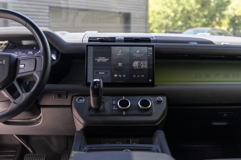 Tableau de bord avec écran tactile – LAND ROVER – Defender 110 P400e – 2023 – Grasmere Green métallisé – 81 900 km – 400 ch – 6 cylindres en ligne – Transmission : Automatique – Origine France – Privaty Cars – Achat et vente de voitures de sport d’occasion proche de Bordeaux