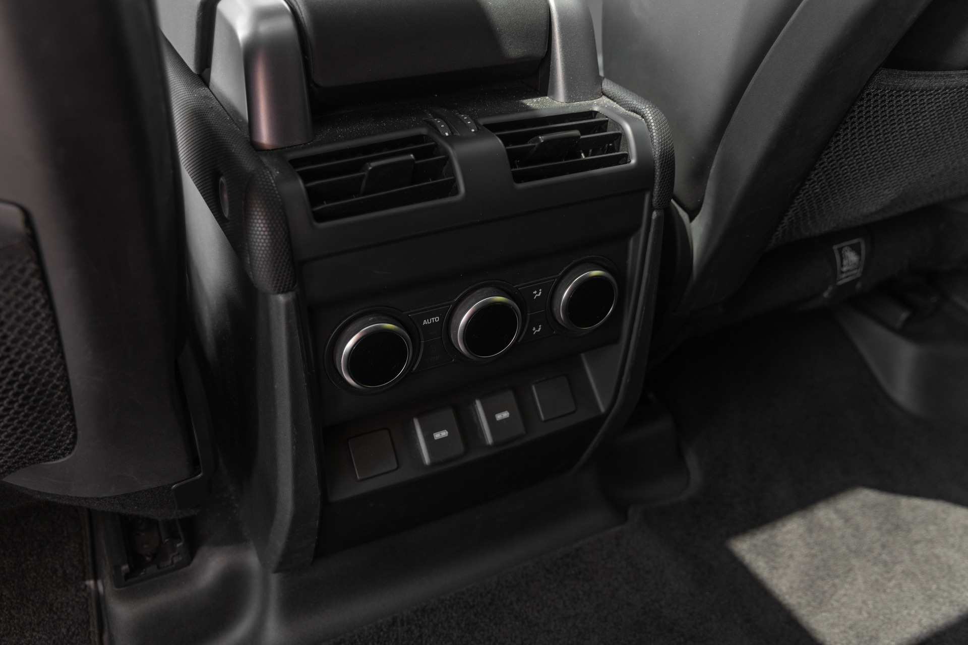 Commandes de climatisation arrière – LAND ROVER – Defender 110 P400e – 2023 – Grasmere Green métallisé – 81 900 km – 400 ch – 6 cylindres en ligne – Transmission : Automatique – Origine France – Privaty Cars – Négoce de véhicules GT et sportives d’exception à 2 heures de Paris en TGV