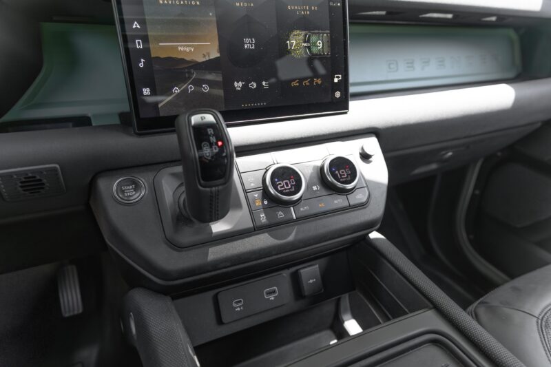 Console centrale avec commandes climatiques – LAND ROVER – Defender 110 P400e – 2023 – Grasmere Green métallisé – 81 900 km – 400 ch – 6 cylindres en ligne – Transmission : Automatique – Origine France – Privaty Cars – Expertise et vente de modèles Super Sport à La Rochelle