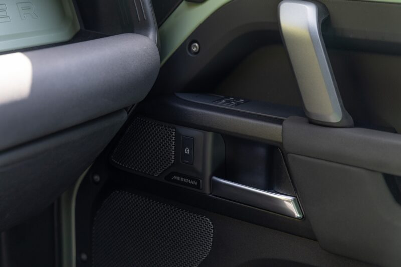 Panneau de porte avec haut-parleurs – LAND ROVER – Defender 110 P400e – 2023 – Grasmere Green métallisé – 81 900 km – 400 ch – 6 cylindres en ligne – Transmission : Automatique – Origine France – Privaty Cars – Achat et vente de voitures de luxe d’occasion près de Niort