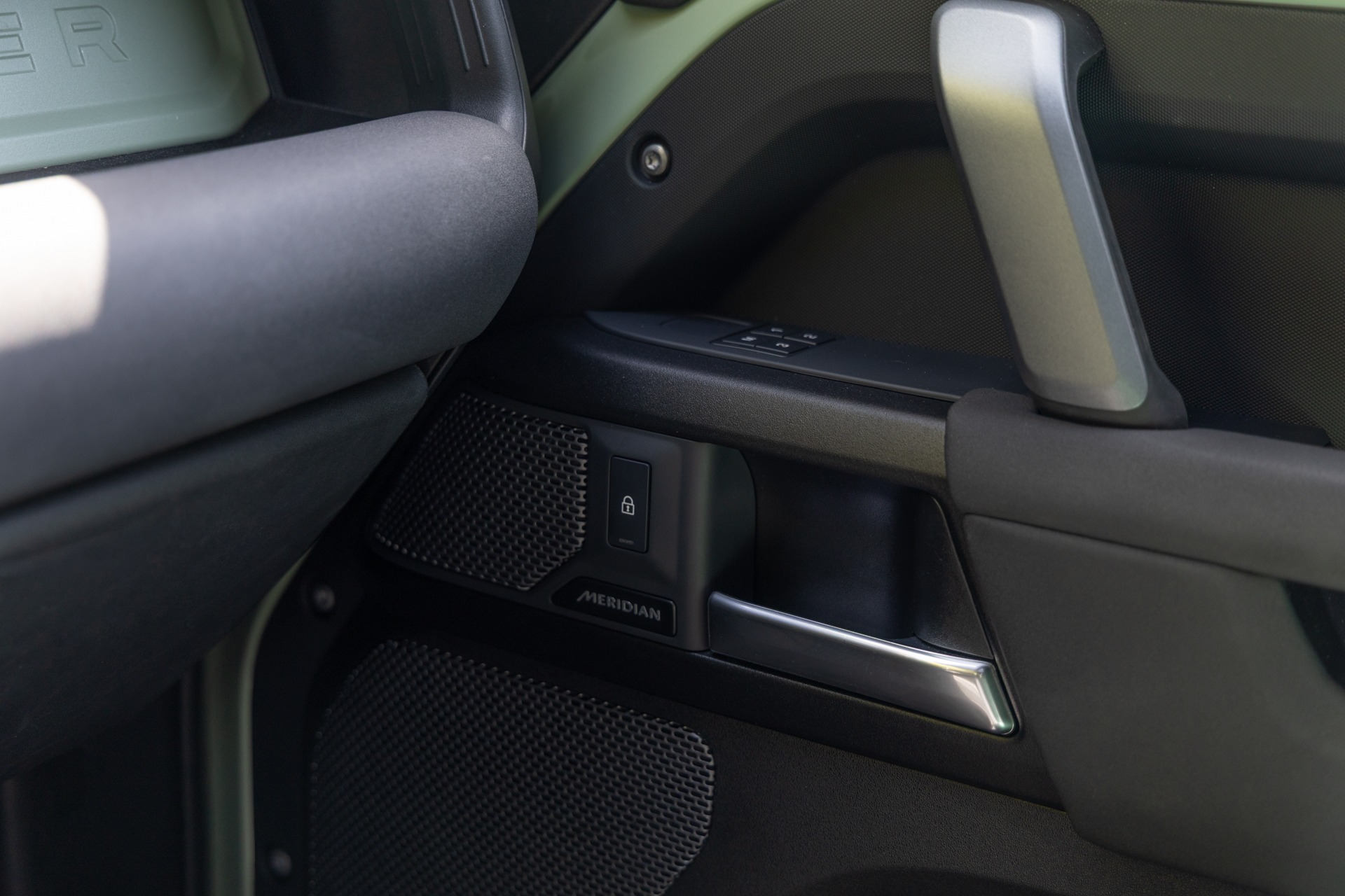 Panneau de porte avec haut-parleurs – LAND ROVER – Defender 110 P400e – 2023 – Grasmere Green métallisé – 81 900 km – 400 ch – 6 cylindres en ligne – Transmission : Automatique – Origine France – Privaty Cars – Achat et vente de voitures de luxe d’occasion près de Niort