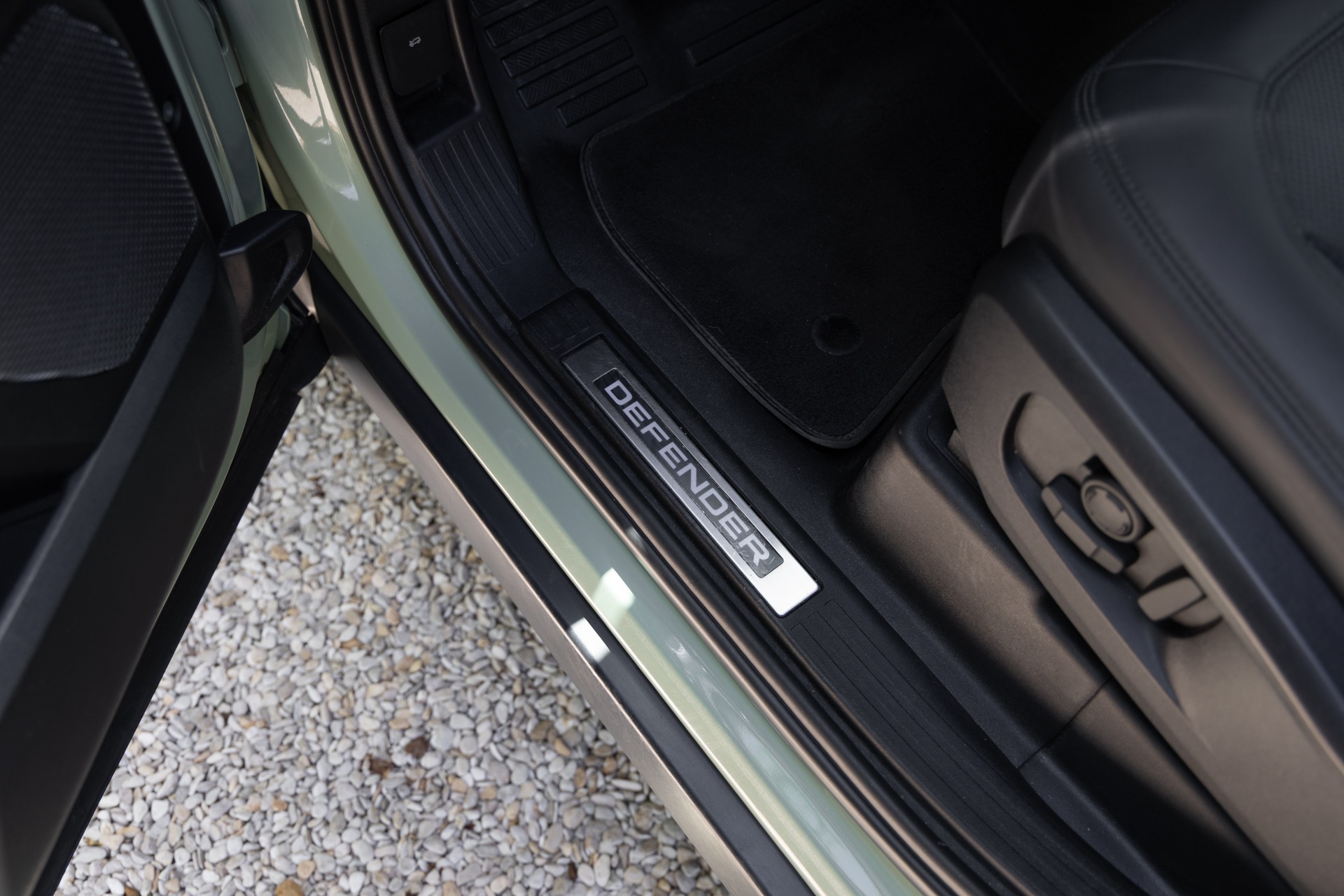 Plancher avec seuil de porte en métal – LAND ROVER – Defender 110 P400e – 2023 – Grasmere Green métallisé – 81 900 km – 400 ch – 6 cylindres en ligne – Transmission : Automatique – Origine France – Privaty Cars – Rachat de Porsche et Ferrari d’occasion à 2 heures de Paris en TGV
