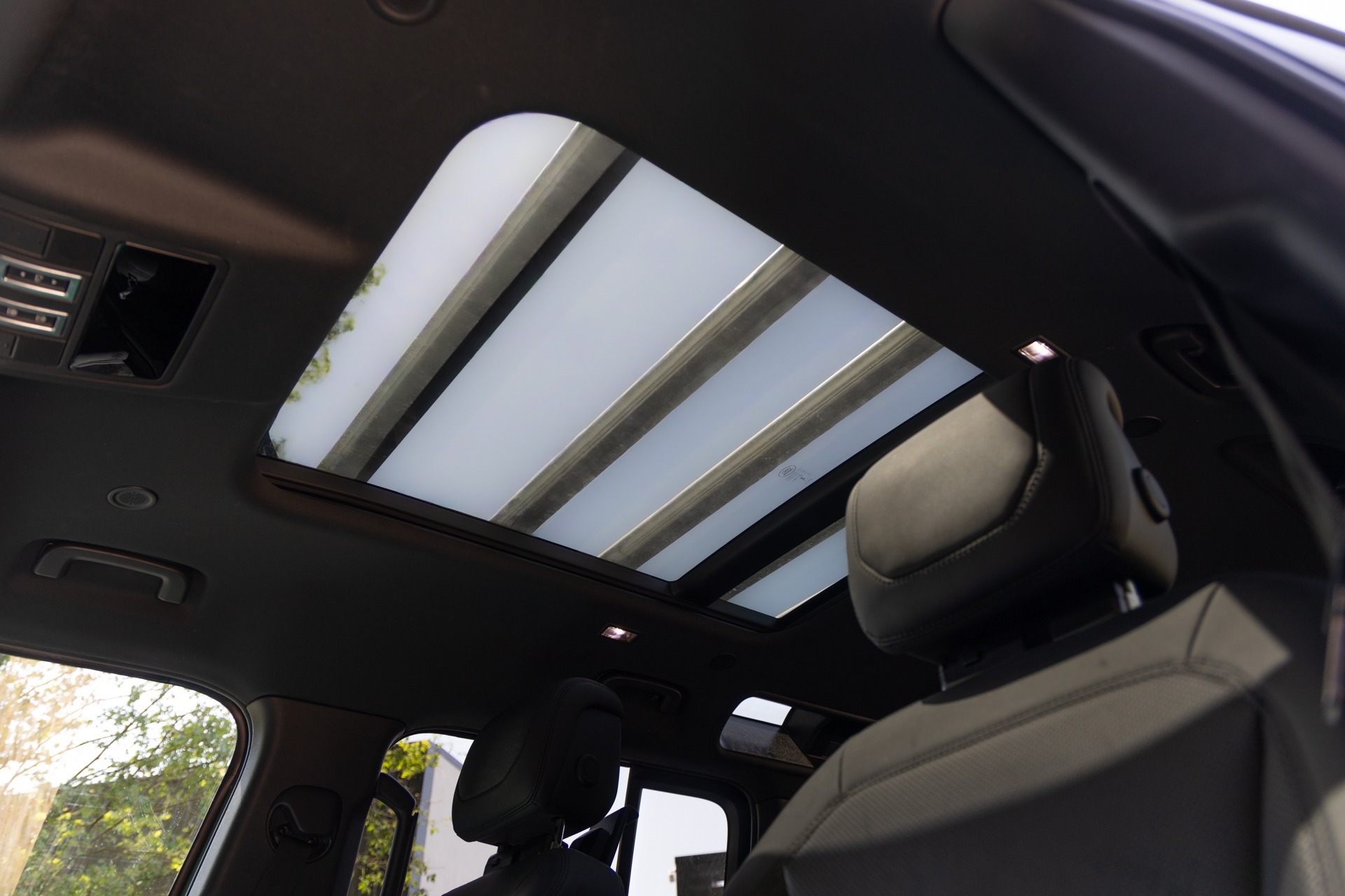 Toit panoramique en verre – LAND ROVER – Defender 110 P400e – 2023 – Grasmere Green métallisé – 81 900 km – 400 ch – 6 cylindres en ligne – Transmission : Automatique – Origine France – Privaty Cars – Commerce de voitures de sport luxe et premium à La Rochelle