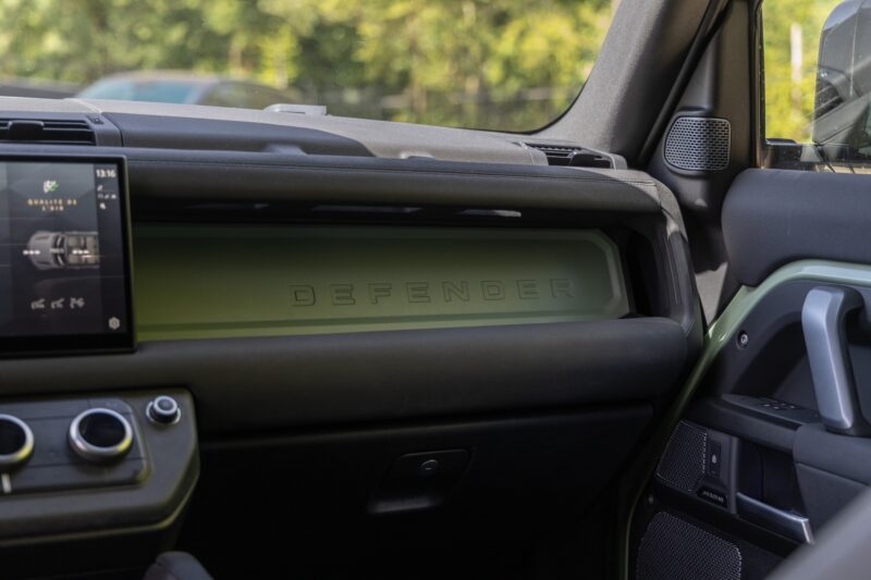 Tableau de bord – LAND ROVER – Defender 110 P400e – 2023 – Grasmere Green métallisé – 81 900 km – 400 ch – 6 cylindres en ligne – Transmission : Automatique – Origine France – Privaty Cars – Achat et vente de voitures de sport d’occasion proche de Nantes