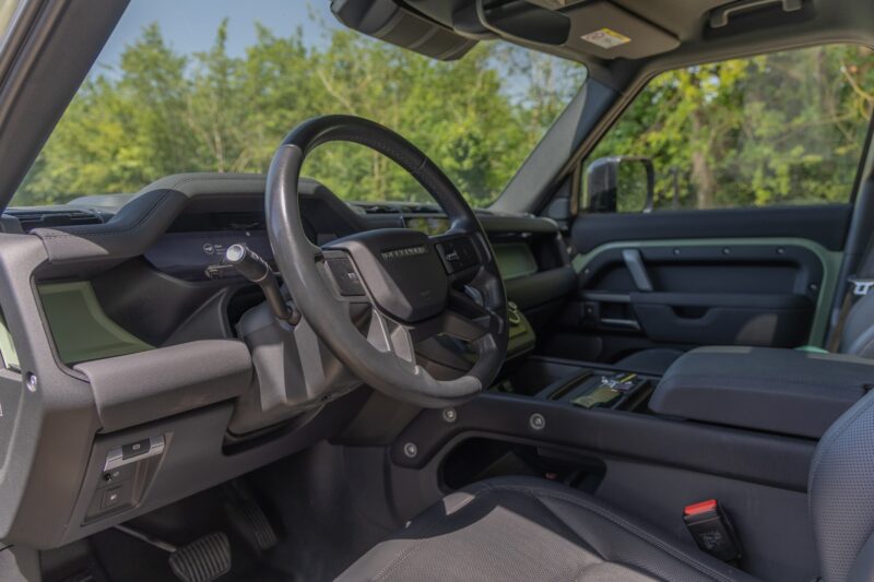 Tableau de bord – LAND ROVER – Defender 110 P400e – 2023 – Grasmere Green métallisé – 81 900 km – 400 ch – 6 cylindres en ligne – Transmission : Automatique – Origine France – Privaty Cars – Achat et vente de voitures de sport d’occasion dans l’Ouest de la France
