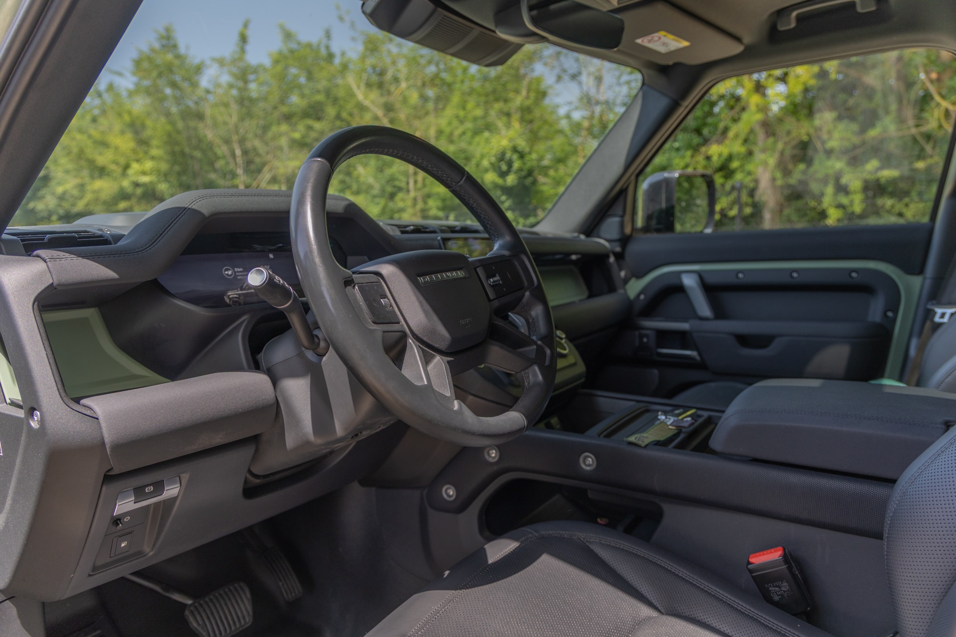 Tableau de bord – LAND ROVER – Defender 110 P400e – 2023 – Grasmere Green métallisé – 81 900 km – 400 ch – 6 cylindres en ligne – Transmission : Automatique – Origine France – Privaty Cars – Achat et vente de voitures de sport d’occasion dans l’Ouest de la France