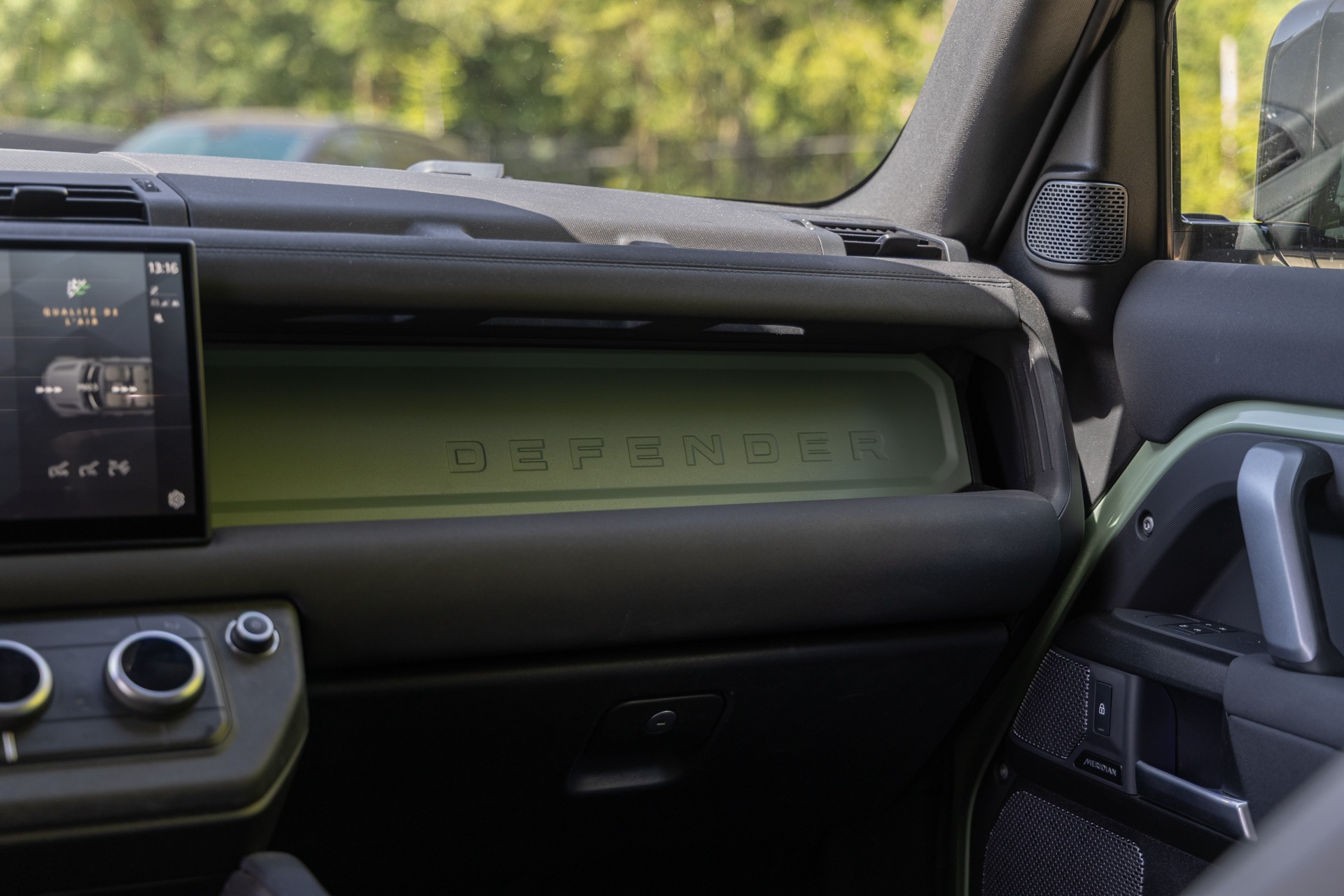 Tableau de bord – LAND ROVER – Defender 110 P400e – 2023 – Grasmere Green métallisé – 81 900 km – 400 ch – 6 cylindres en ligne – Transmission : Automatique – Origine France – Privaty Cars – Achat et vente de voitures de sport d’occasion proche de Nantes