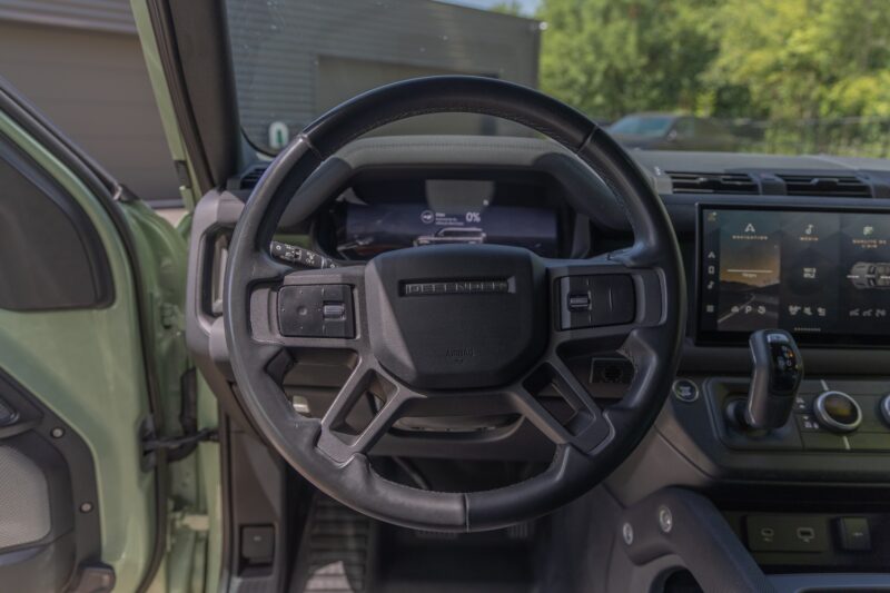 Volant – LAND ROVER – Defender 110 P400e – 2023 – Grasmere Green métallisé – 81 900 km – 400 ch – 6 cylindres en ligne – Transmission : Automatique – Origine France – Privaty Cars – Conciergerie automobile pour véhicules de sport à La Rochelle