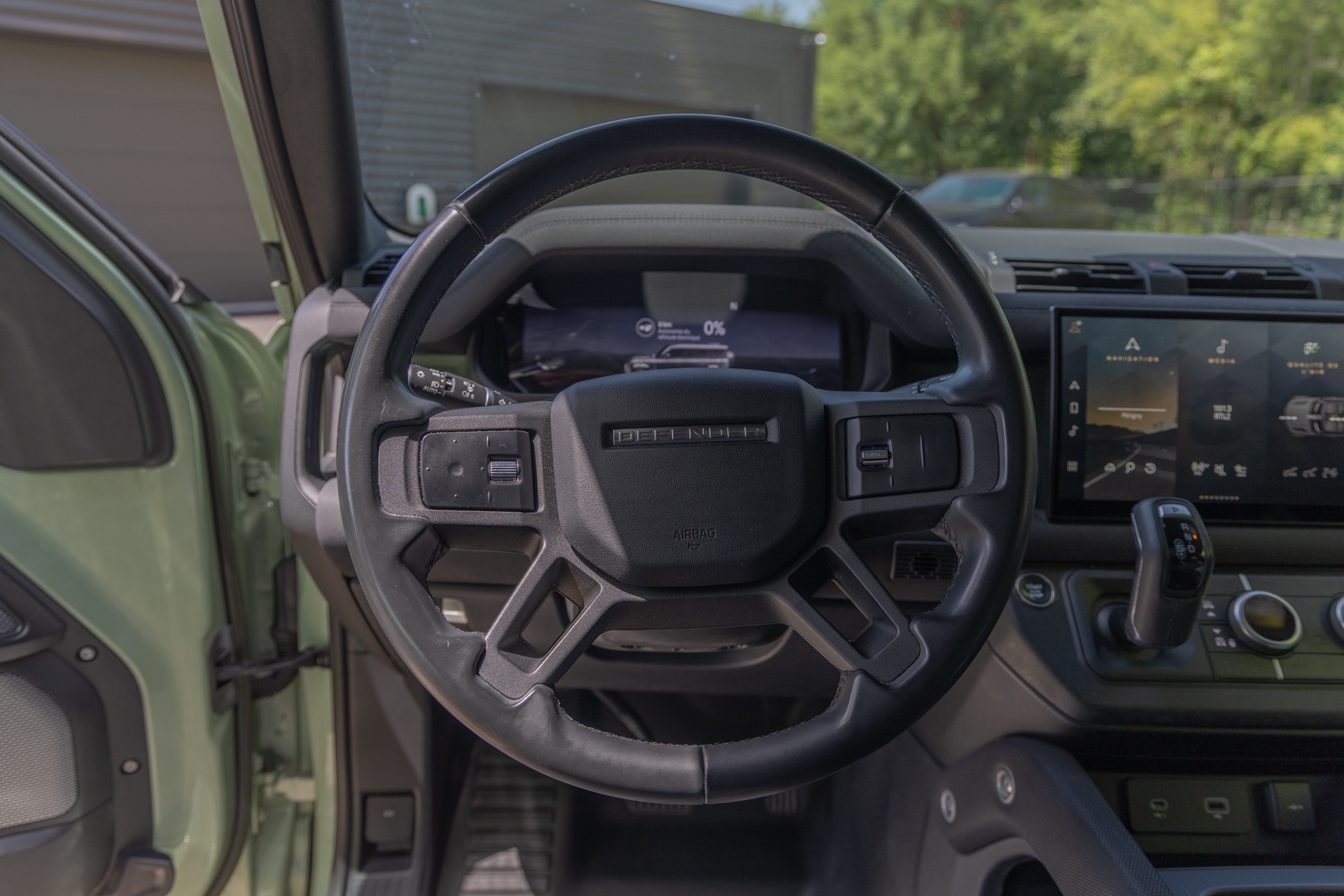 Volant – LAND ROVER – Defender 110 P400e – 2023 – Grasmere Green métallisé – 81 900 km – 400 ch – 6 cylindres en ligne – Transmission : Automatique – Origine France – Privaty Cars – Conciergerie automobile pour véhicules de sport à La Rochelle