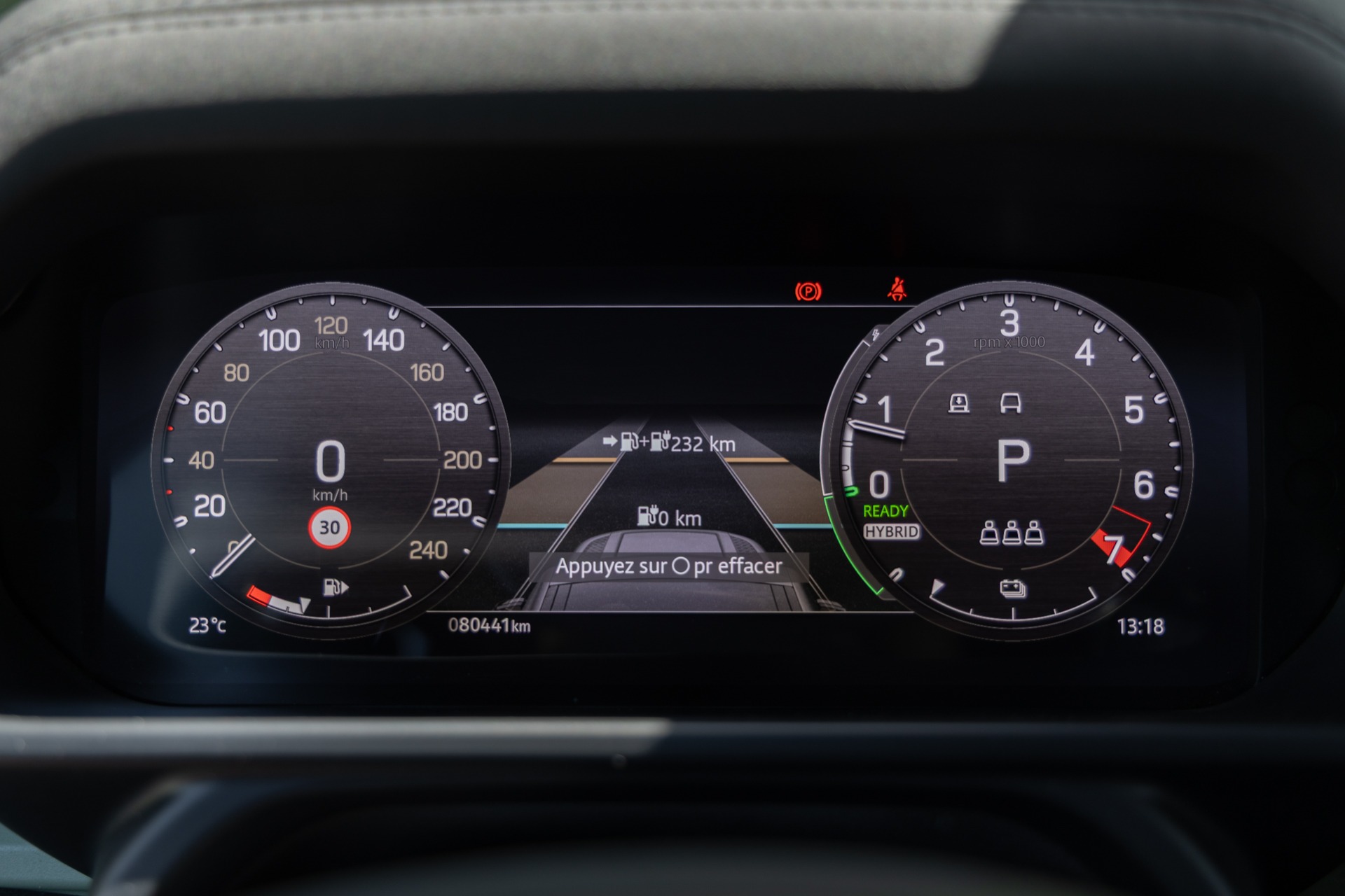 Volant – LAND ROVER – Defender 110 P400e – 2023 – Grasmere Green métallisé – 81 900 km – 400 ch – 6 cylindres en ligne – Transmission : Automatique – Origine France – Privaty Cars – Spécialiste indépendant Porsche, Ferrari et McLaren dans l’Ouest de la France