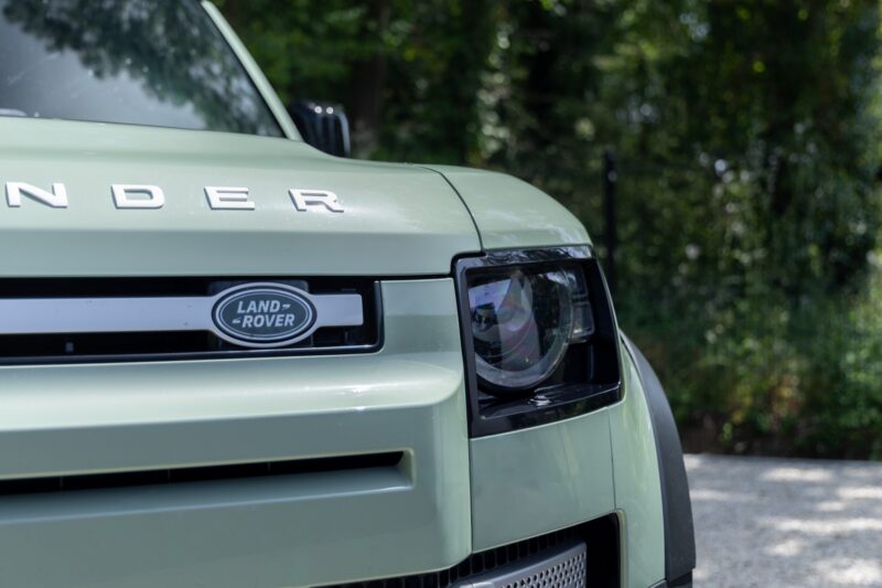 À vendre – LAND ROVER – Defender 110 P400e – 2023 – Grasmere Green métallisé – 81 900 km – 400 ch – 6 cylindres en ligne – Transmission : Automatique – Vue principale – Origine France – Privaty Cars – Spécialiste des voitures de sport d’occasion en Nouvelle-Aquitaine