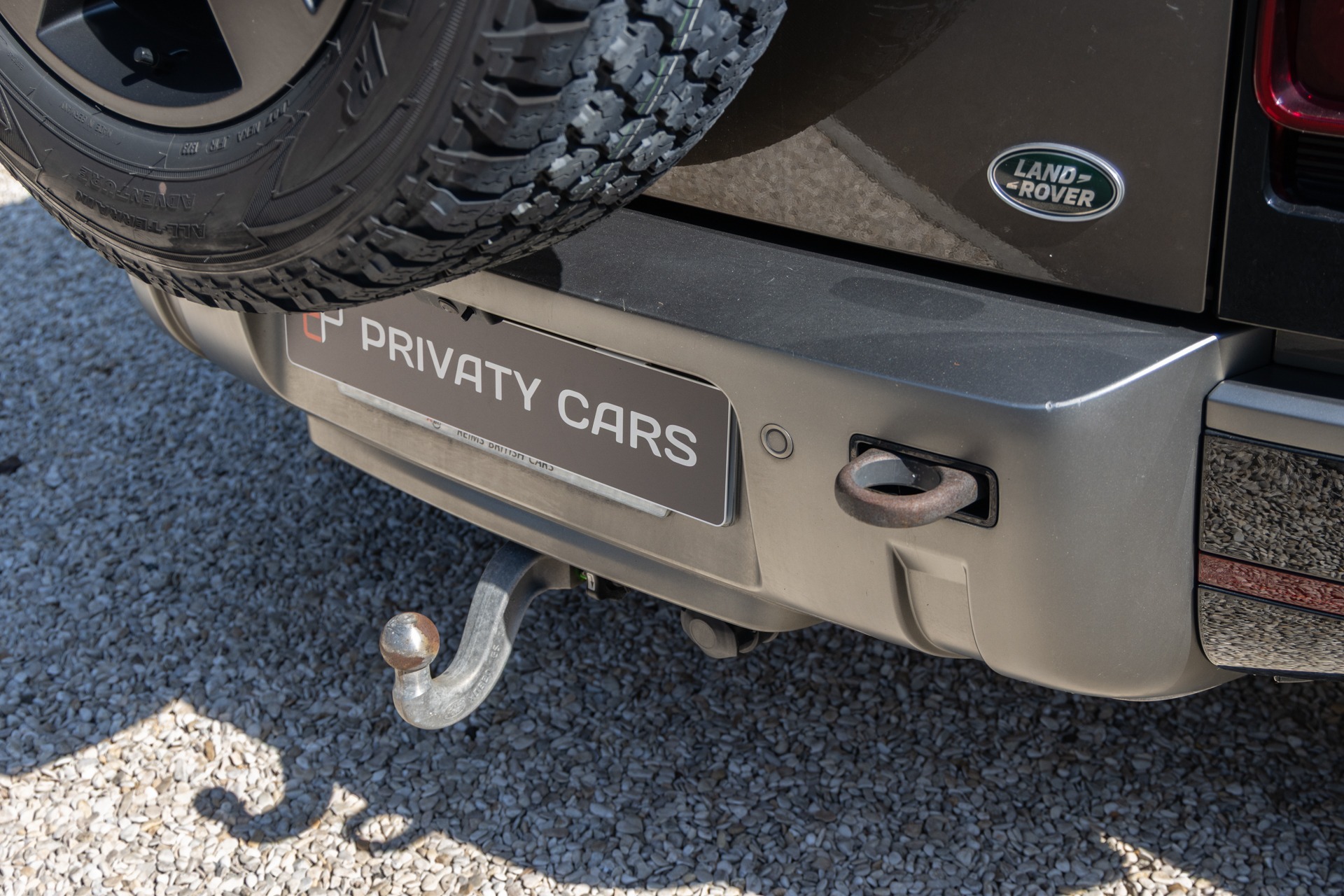 Attelage avec boule de remorquage – LAND ROVER – Defender 90 – 2023 – Gondwana Stone Brillant – 33 000 km – 400 ch – 6 cylindres en ligne – Transmission : Automatique – Origine France – Privaty Cars – Rachat cash de voitures de sport d’occasion dans l’Ouest de la France