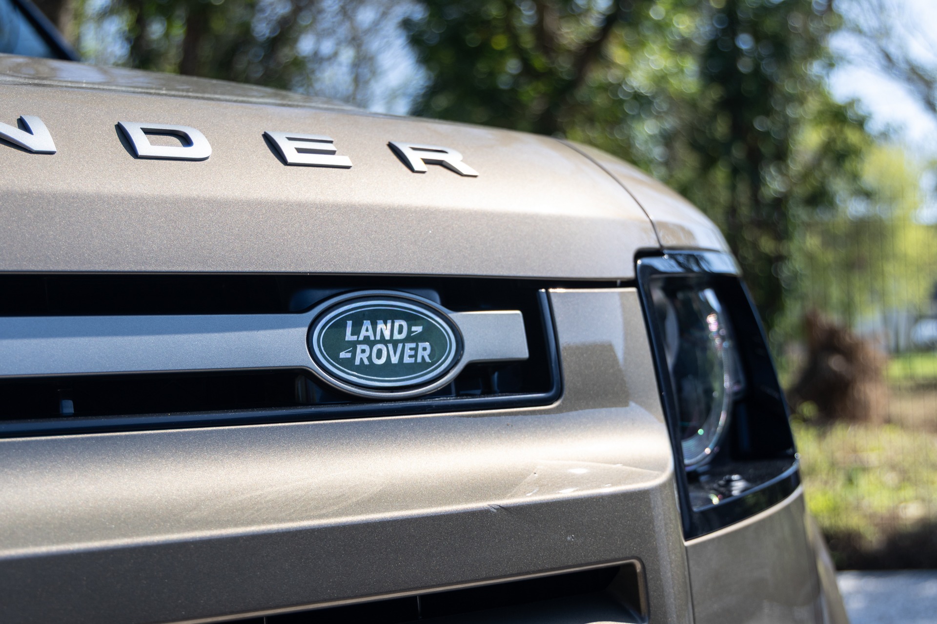 Calandre avec logo distinctif – LAND ROVER – Defender 90 – 2023 – Gondwana Stone Brillant – 33 000 km – 400 ch – 6 cylindres en ligne – Transmission : Automatique – Origine France – Privaty Cars – Expert des sportives d’occasion haut de gamme proche de Nantes