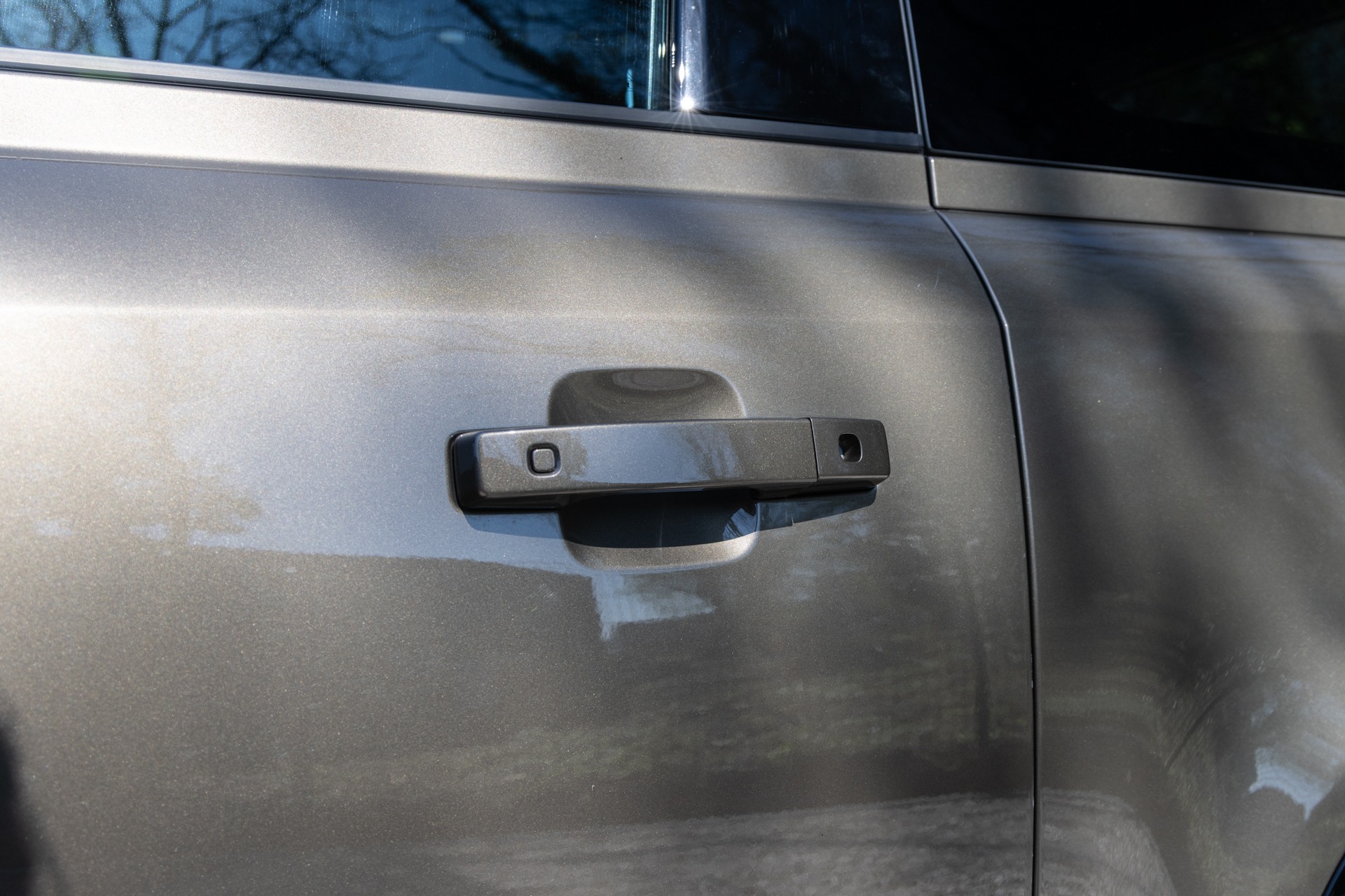 Poignée de porte intégrée – LAND ROVER – Defender 90 – 2023 – Gondwana Stone Brillant – 33 000 km – 400 ch – 6 cylindres en ligne – Transmission : Automatique – Origine France – Privaty Cars – Showroom de voitures de sport haut de gamme proche de Bordeaux