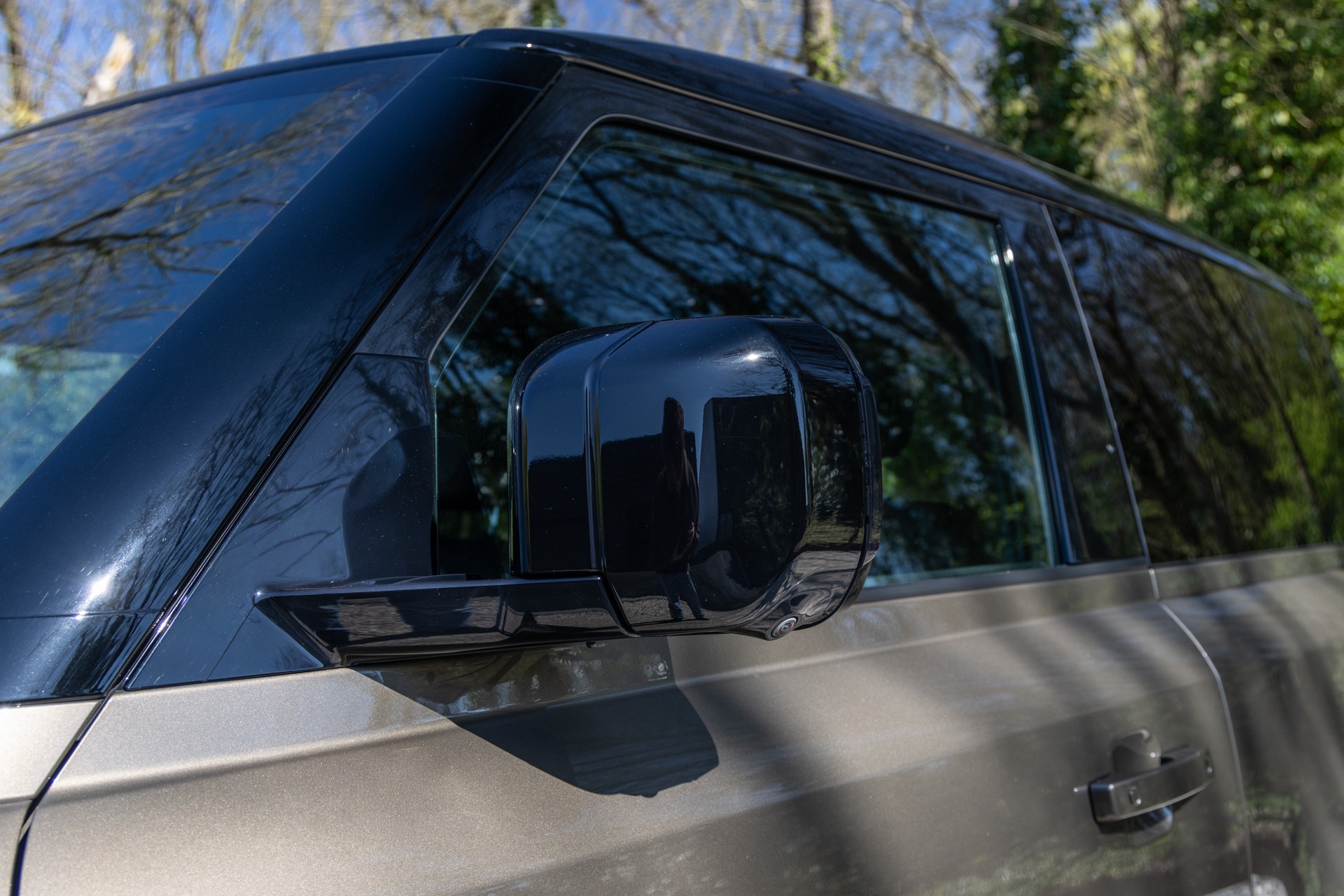 Rétroviseur extérieur noir brillant – LAND ROVER – Defender 90 – 2023 – Gondwana Stone Brillant – 33 000 km – 400 ch – 6 cylindres en ligne – Transmission : Automatique – Origine France – Privaty Cars – Importation de véhicules de prestige et sportifs près de Niort