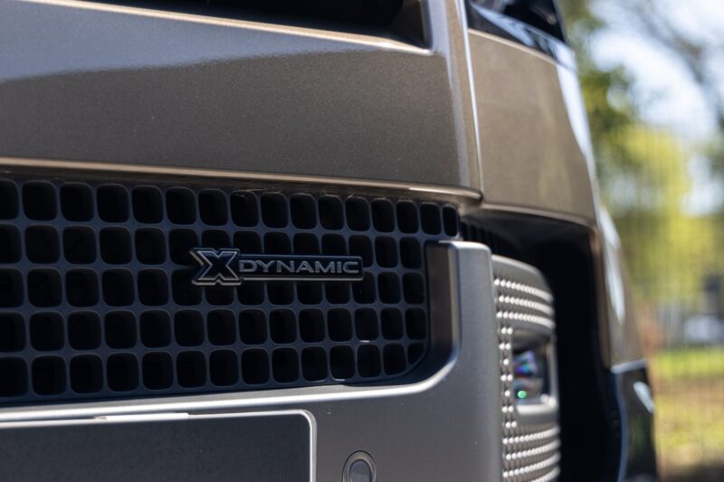 Grille avant avec logo X-Dynamic – LAND ROVER – Defender 90 – 2023 – Gondwana Stone Brillant – 33 000 km – 400 ch – 6 cylindres en ligne – Transmission : Automatique – Origine France – Privaty Cars – Courtage automobile LAND ROVER proche de Nantes