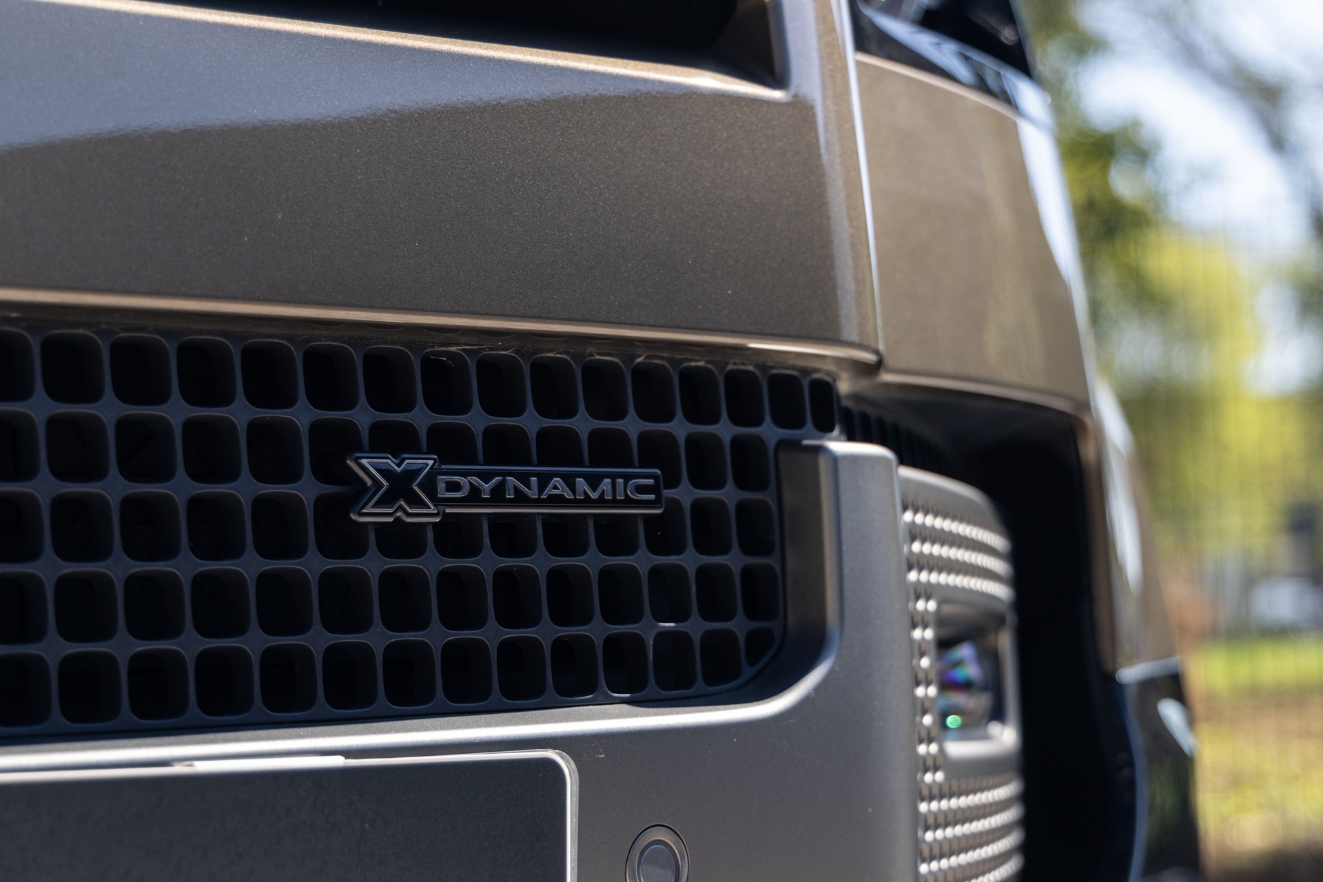 Grille avant avec logo X-Dynamic – LAND ROVER – Defender 90 – 2023 – Gondwana Stone Brillant – 33 000 km – 400 ch – 6 cylindres en ligne – Transmission : Automatique – Origine France – Privaty Cars – Courtage automobile LAND ROVER proche de Nantes