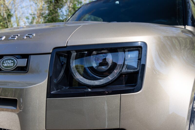 Phares avant avec éclairage distinctif – LAND ROVER – Defender 90 – 2023 – Gondwana Stone Brillant – 33 000 km – 400 ch – 6 cylindres en ligne – Transmission : Automatique – Origine France – Privaty Cars – Intermédiaire de confiance vente voiture sport à 2 heures de Paris en TGV