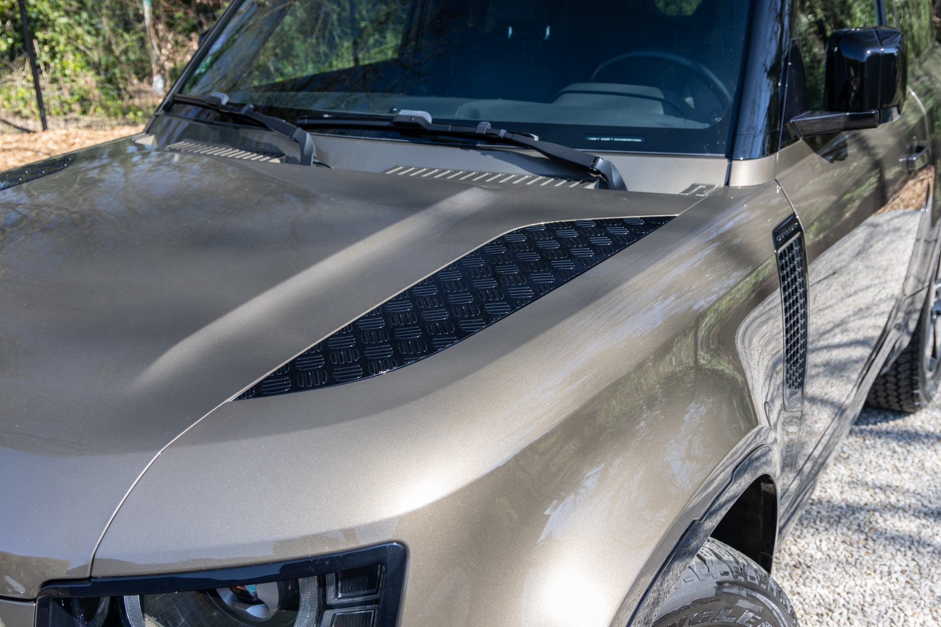 Capot avec ventilation en relief – LAND ROVER – Defender 90 – 2023 – Gondwana Stone Brillant – 33 000 km – 400 ch – 6 cylindres en ligne – Transmission : Automatique – Origine France – Privaty Cars – Importation de véhicules de prestige et sportifs près de Poitiers