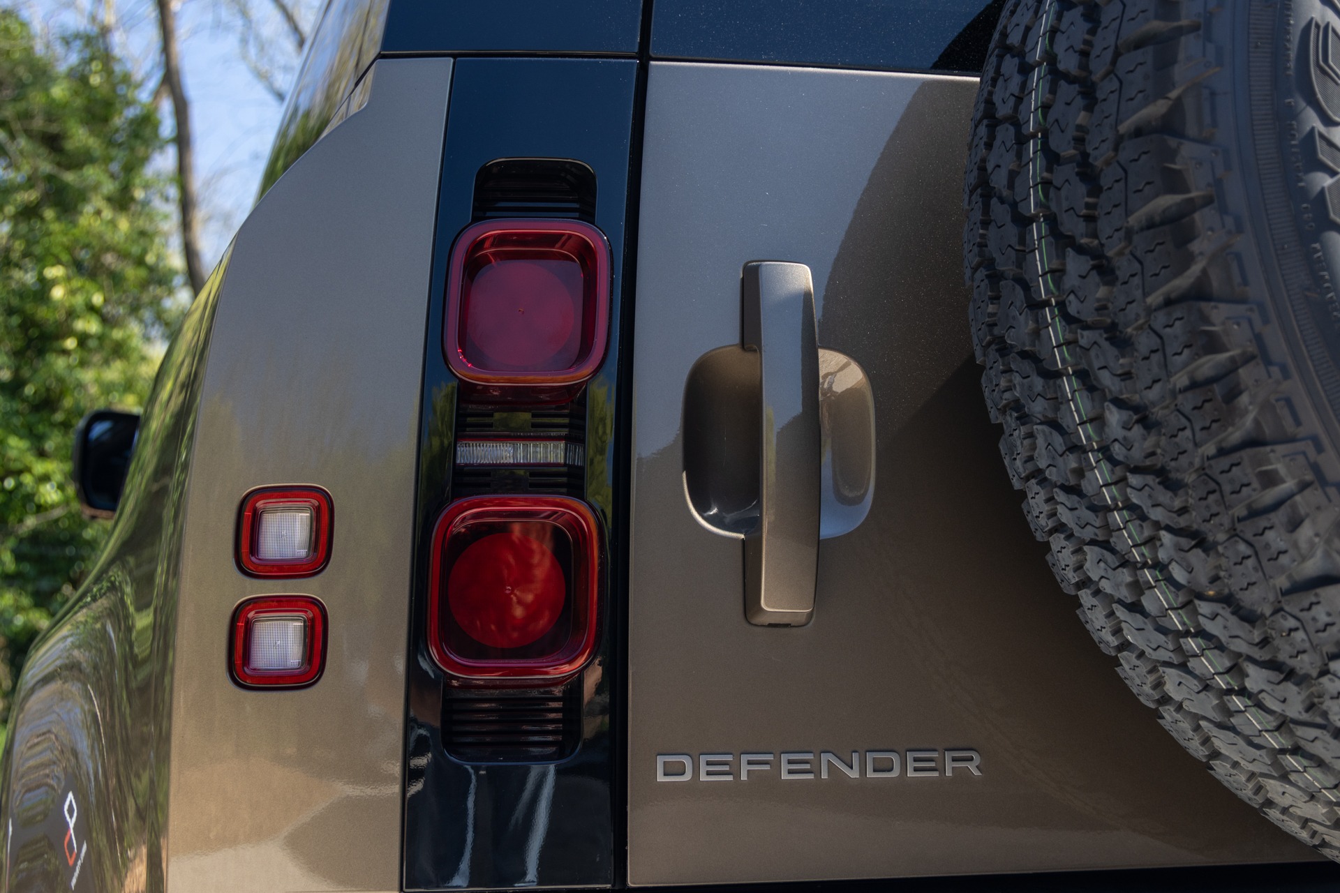 Feu arrière avec éclairage LED – LAND ROVER – Defender 90 – 2023 – Gondwana Stone Brillant – 33 000 km – 400 ch – 6 cylindres en ligne – Transmission : Automatique – Origine France – Privaty Cars – Dépôt-vente de véhicules LAND ROVER en Nouvelle-Aquitaine
