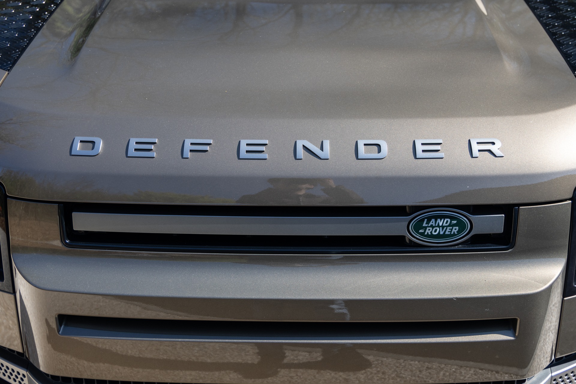 Carrosserie – LAND ROVER – Defender 90 – 2023 – Gondwana Stone Brillant – 33 000 km – 400 ch – 6 cylindres en ligne – Transmission : Automatique – Origine France – Privaty Cars – Dépôt-vente de véhicules LAND ROVER à La Rochelle