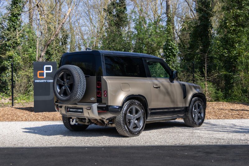 Vue arrière avec roue de secours – LAND ROVER – Defender 90 – 2023 – Gondwana Stone Brillant – 33 000 km – 400 ch – 6 cylindres en ligne – Transmission : Automatique – Origine France – Privaty Cars – Rachat cash de voitures LAND ROVER à La Rochelle