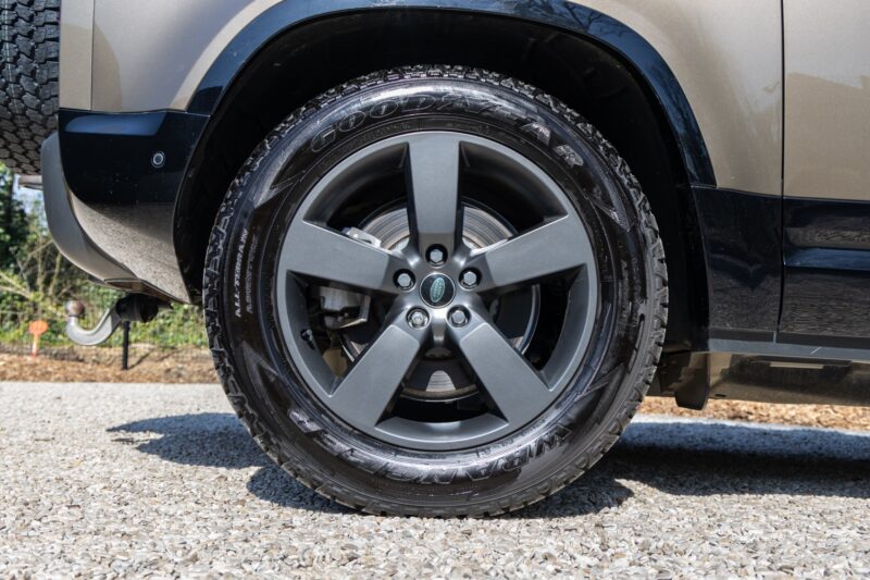 Jantes – LAND ROVER – Defender 90 – 2023 – Gondwana Stone Brillant – 33 000 km – 400 ch – 6 cylindres en ligne – Transmission : Automatique – Origine France – Privaty Cars – Importation de véhicules de prestige et sportifs en Nouvelle-Aquitaine