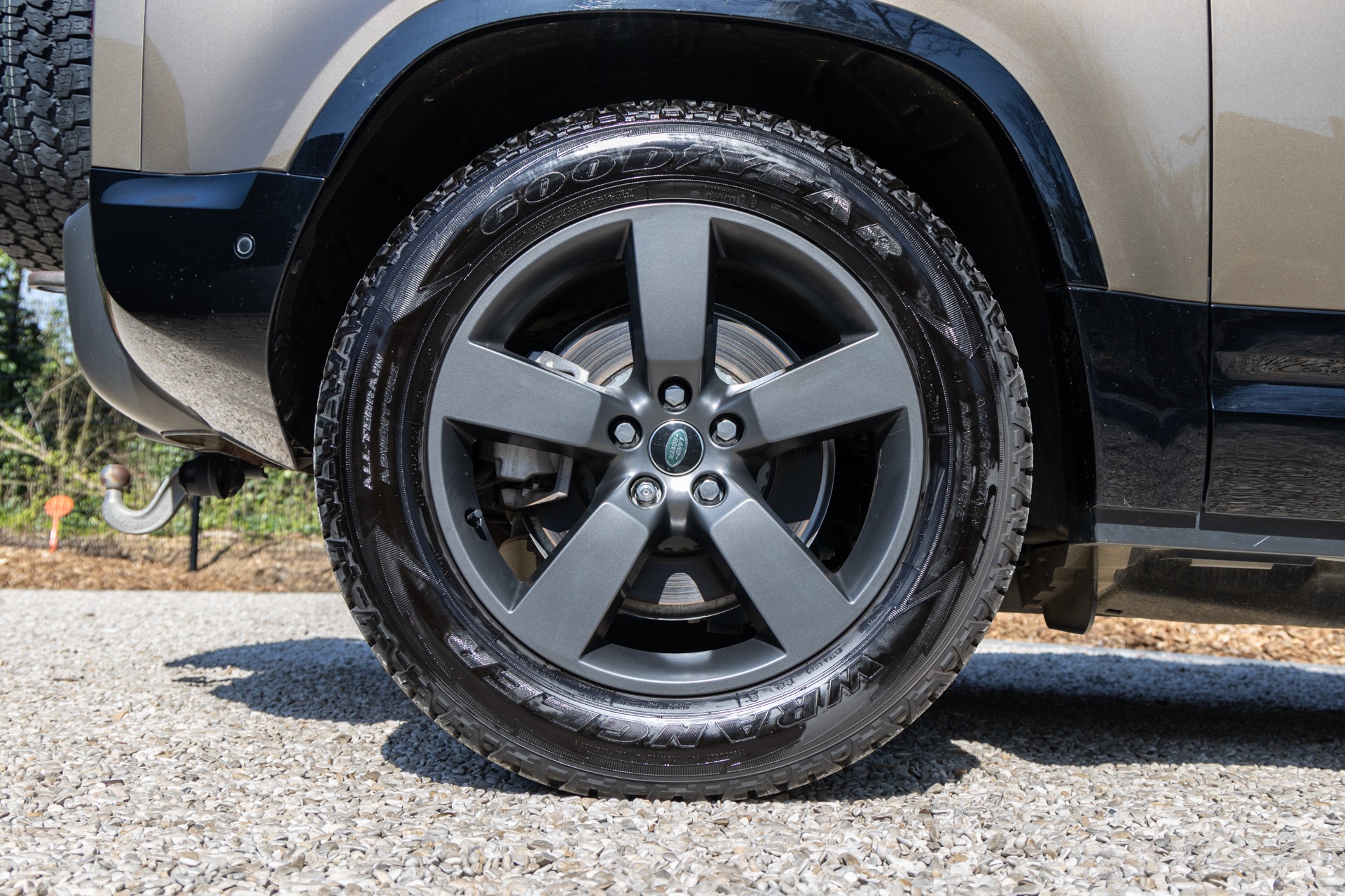 Jantes – LAND ROVER – Defender 90 – 2023 – Gondwana Stone Brillant – 33 000 km – 400 ch – 6 cylindres en ligne – Transmission : Automatique – Origine France – Privaty Cars – Importation de véhicules de prestige et sportifs en Nouvelle-Aquitaine