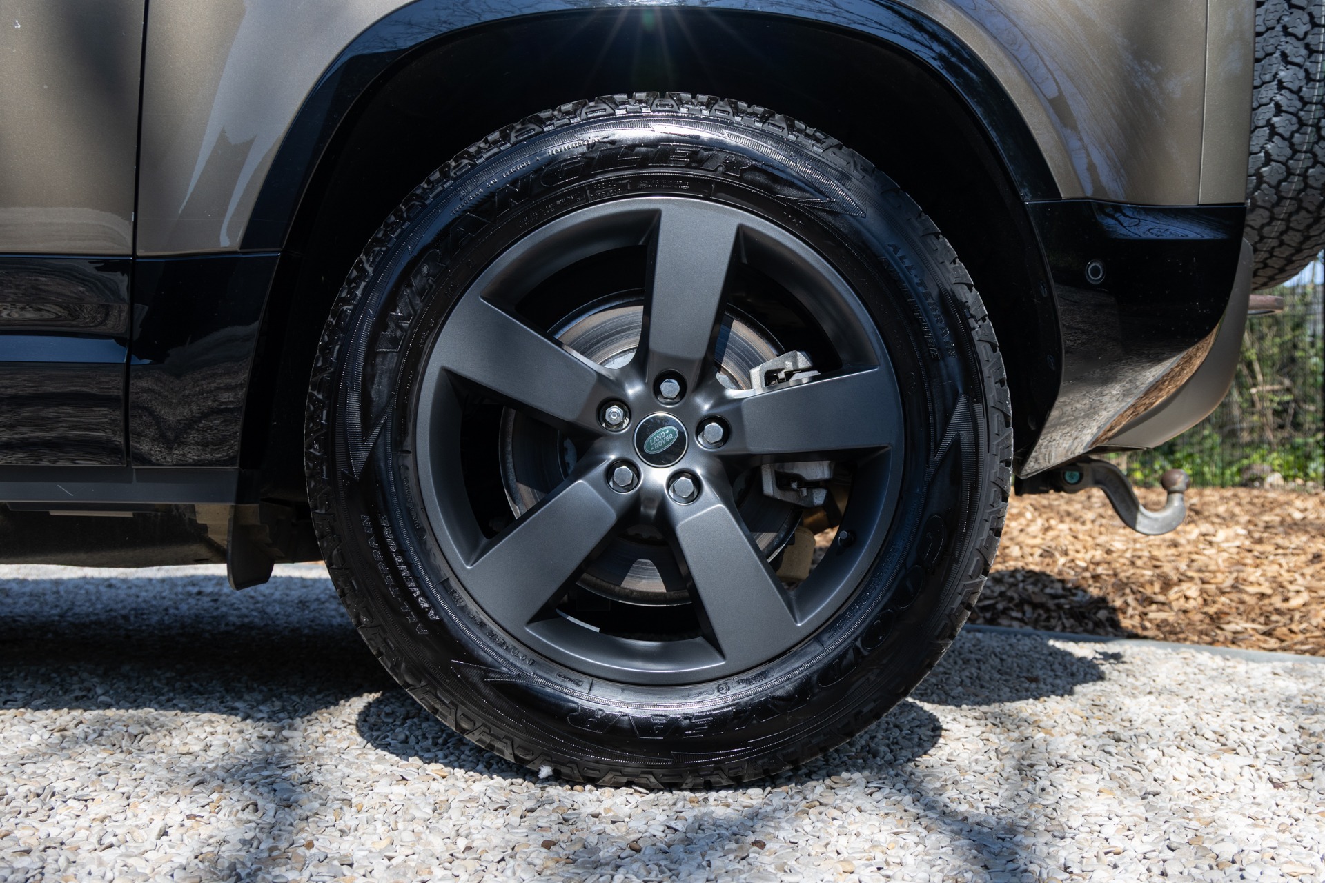 Jantes – LAND ROVER – Defender 90 – 2023 – Gondwana Stone Brillant – 33 000 km – 400 ch – 6 cylindres en ligne – Transmission : Automatique – Origine France – Privaty Cars – Spécialiste LAND ROVER d’occasion en Nouvelle-Aquitaine