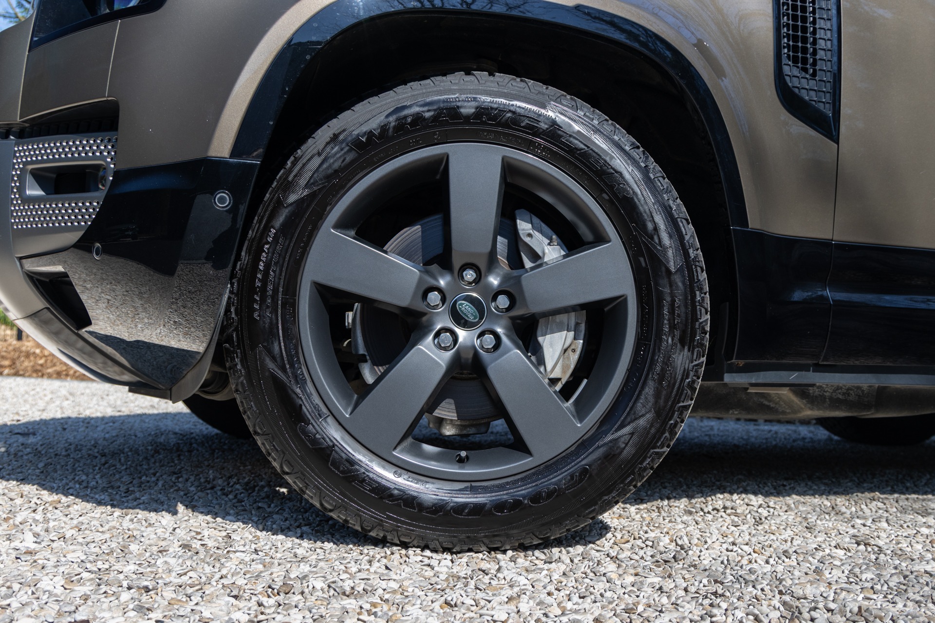 Jantes en alliage noir mat – LAND ROVER – Defender 90 – 2023 – Gondwana Stone Brillant – 33 000 km – 400 ch – 6 cylindres en ligne – Transmission : Automatique – Origine France – Privaty Cars – Courtage automobile pour véhicules exclusifs dans l’Ouest de la France