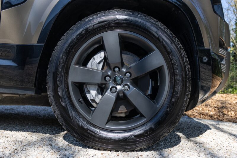Jantes en alliage noir mat – LAND ROVER – Defender 90 – 2023 – Gondwana Stone Brillant – 33 000 km – 400 ch – 6 cylindres en ligne – Transmission : Automatique – Origine France – Privaty Cars – Achat et vente de véhicules LAND ROVER d’occasion à 2 heures de Paris en TGV