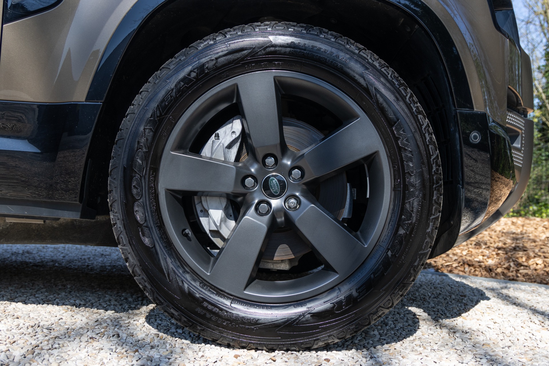 Jantes en alliage noir mat – LAND ROVER – Defender 90 – 2023 – Gondwana Stone Brillant – 33 000 km – 400 ch – 6 cylindres en ligne – Transmission : Automatique – Origine France – Privaty Cars – Achat et vente de véhicules LAND ROVER d’occasion à 2 heures de Paris en TGV