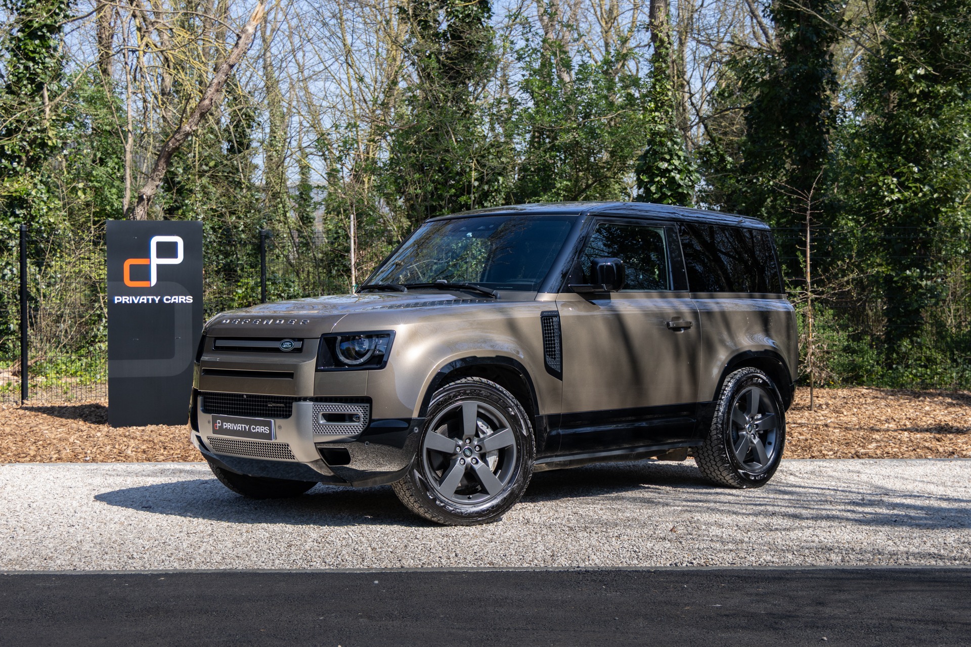 À vendre – LAND ROVER – Defender 90 – 2023 – Gondwana Stone Brillant – 33 000 km – 400 ch – 6 cylindres en ligne – Transmission : Automatique – Photo principale – Origine France – Privaty Cars – Rachat cash de voitures de sport d’occasion près de Niort