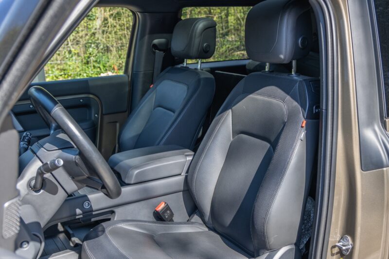Sièges – LAND ROVER – Defender 90 – 2023 – Gondwana Stone Brillant – 33 000 km – 400 ch – 6 cylindres en ligne – Transmission : Automatique – Origine France – Privaty Cars – Achat et vente de voitures de sport d’occasion dans l’Ouest de la France