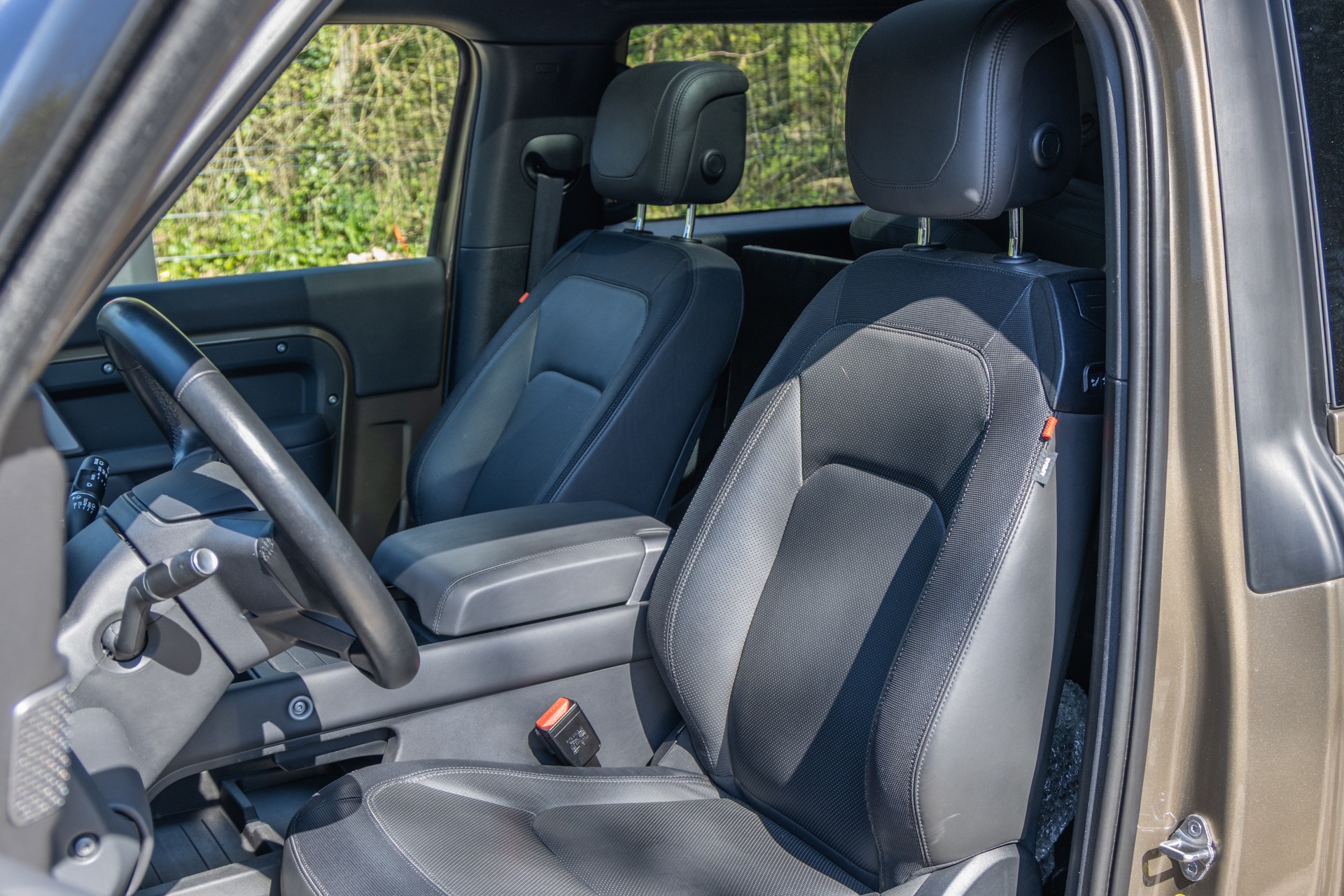Sièges – LAND ROVER – Defender 90 – 2023 – Gondwana Stone Brillant – 33 000 km – 400 ch – 6 cylindres en ligne – Transmission : Automatique – Origine France – Privaty Cars – Achat et vente de voitures de sport d’occasion dans l’Ouest de la France