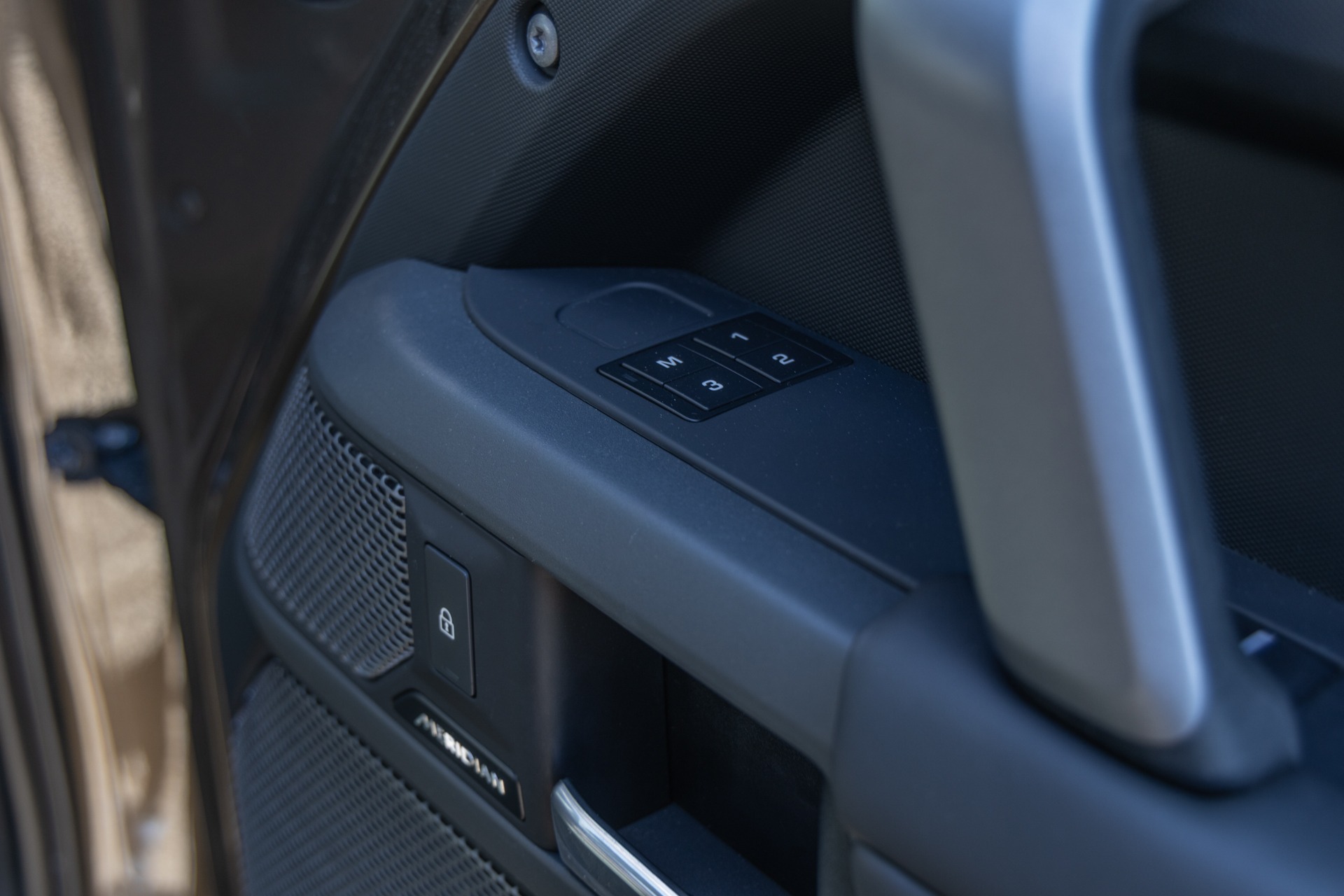 Commandes de réglage de siège – LAND ROVER – Defender 90 – 2023 – Gondwana Stone Brillant – 33 000 km – 400 ch – 6 cylindres en ligne – Transmission : Automatique – Origine France – Privaty Cars – Expert des modèles LAND ROVER près de Poitiers