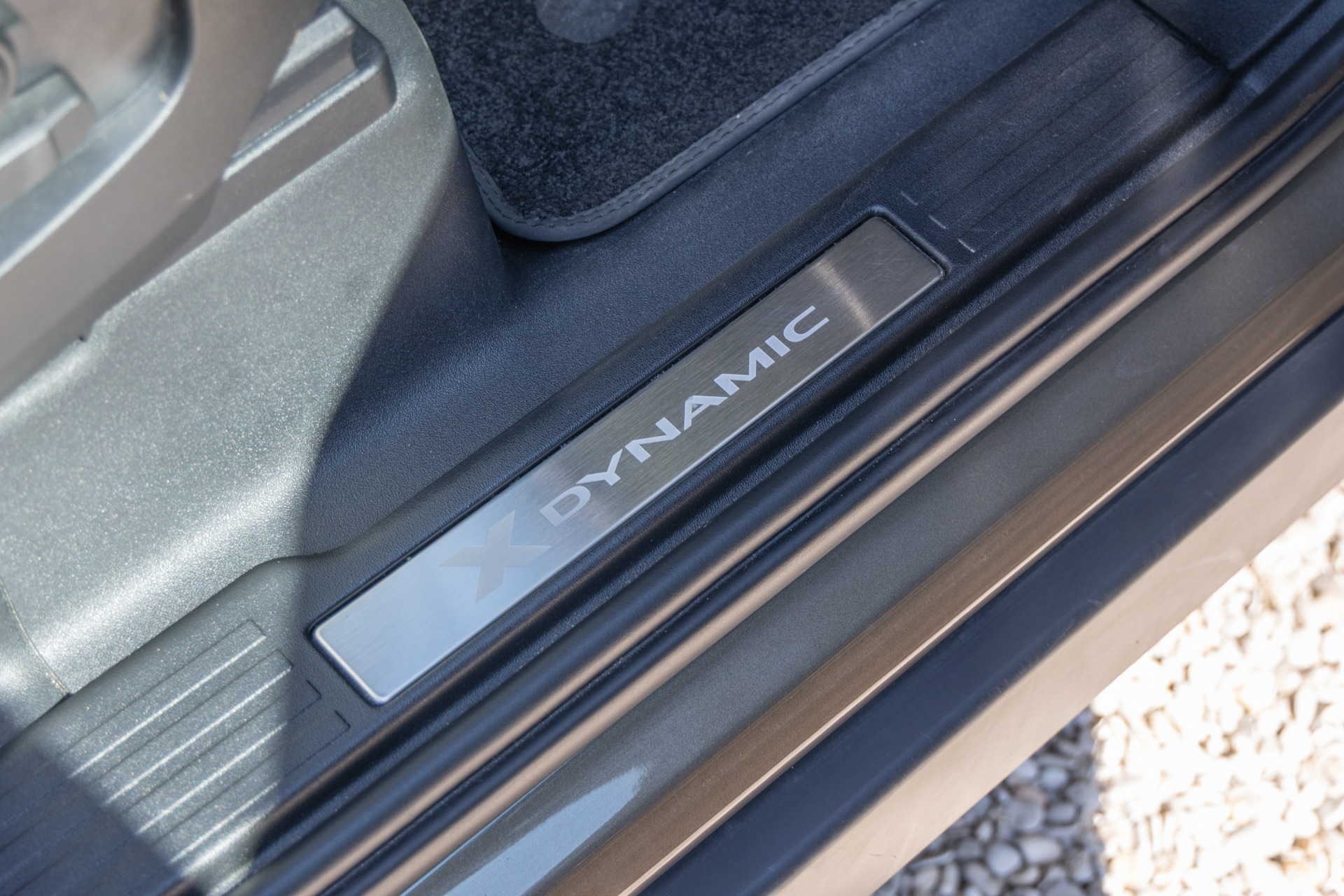 Plancher de seuil en métal inoxydable – LAND ROVER – Defender 90 – 2023 – Gondwana Stone Brillant – 33 000 km – 400 ch – 6 cylindres en ligne – Transmission : Automatique – Origine France – Privaty Cars – Expertise et vente de modèles Super Sport proche de Nantes