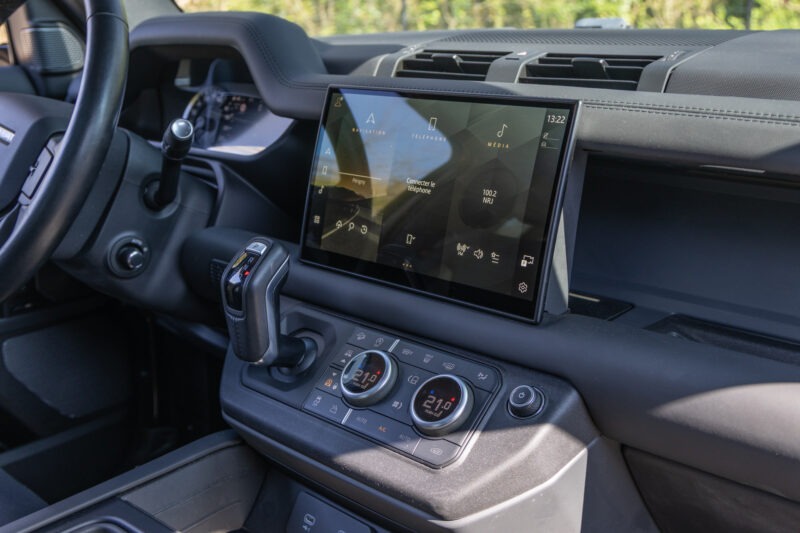 Console centrale avec écran tactile – LAND ROVER – Defender 90 – 2023 – Gondwana Stone Brillant – 33 000 km – 400 ch – 6 cylindres en ligne – Transmission : Automatique – Origine France – Privaty Cars – Spécialiste des voitures de luxe d’occasion en Charente-Maritime