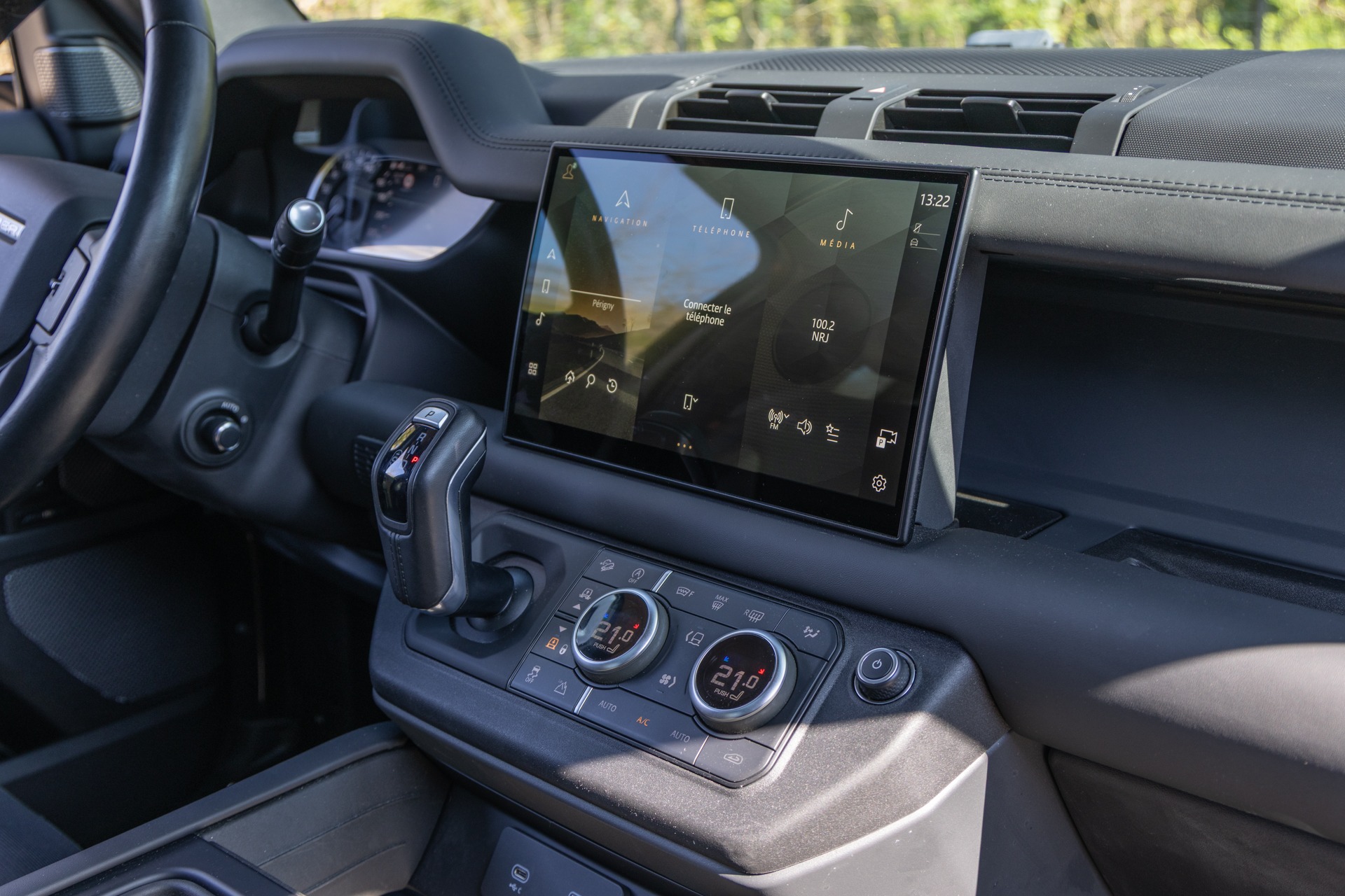 Console centrale avec écran tactile – LAND ROVER – Defender 90 – 2023 – Gondwana Stone Brillant – 33 000 km – 400 ch – 6 cylindres en ligne – Transmission : Automatique – Origine France – Privaty Cars – Spécialiste des voitures de luxe d’occasion en Charente-Maritime