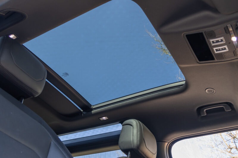 Toit panoramique en verre – LAND ROVER – Defender 90 – 2023 – Gondwana Stone Brillant – 33 000 km – 400 ch – 6 cylindres en ligne – Transmission : Automatique – Origine France – Privaty Cars – Spécialiste des voitures de sport d’occasion à La Rochelle
